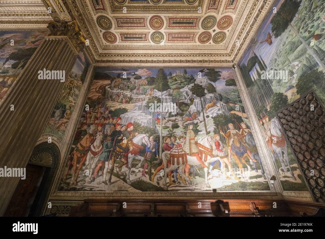 Italien, Toskana: Florenz (Firenze auf Italienisch). Malerei der Prozession der Könige von Benozzo Gozzoli in der Magi-Kapelle, innerhalb der Medici Riccardi P Stockfoto