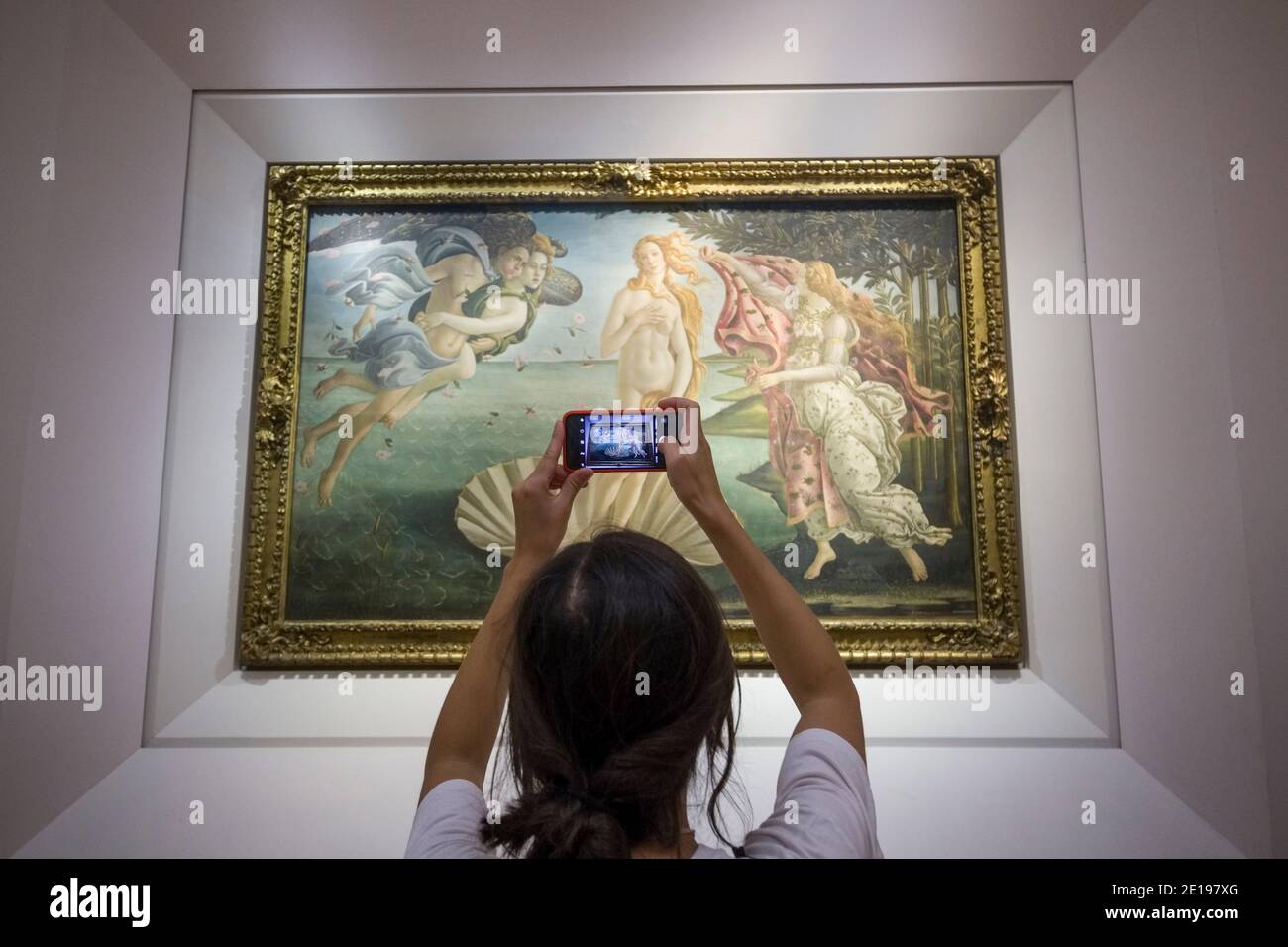 Italien, Toskana: Florenz (Firenze auf Italienisch). Die Geburt der Venus, ein Gemälde von Sandro Botticelli, in den Uffizien. Besucher, die ein Foto machen o Stockfoto
