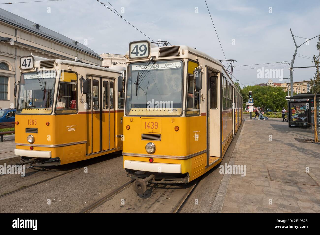 Budapest, Ungarn - 25. August 2019: Alte gelbe Straßenbahnen in Budapest. Öffentliche Verkehrsmittel in Budapest Stockfoto
