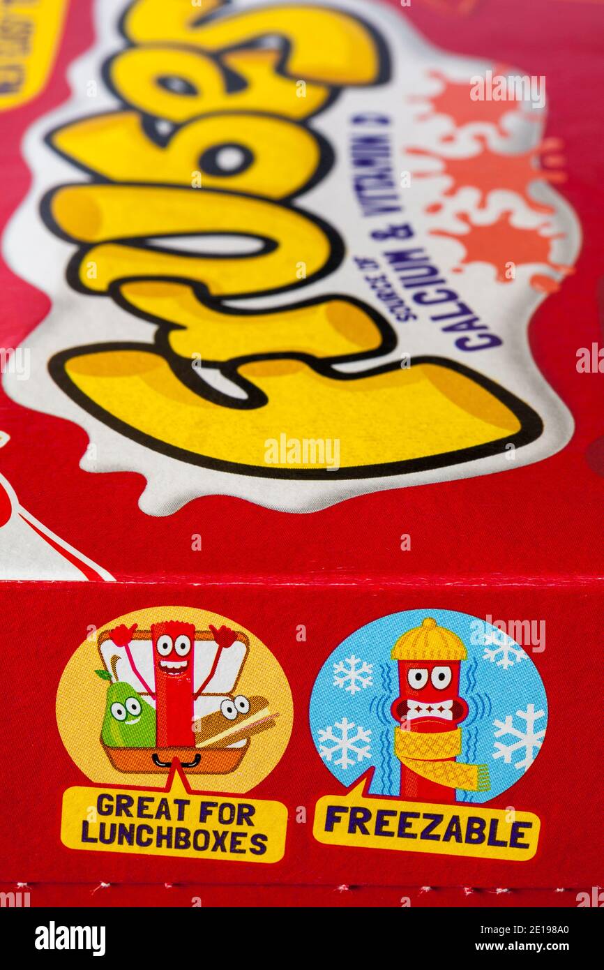 Detail auf Box von Yoplait Frubes, Fromage Frais in einer Tube Joghurt Joghurt Erdbeer Geschmack - auch als Go-GURT und Yoplait Tubes bekannt Stockfoto