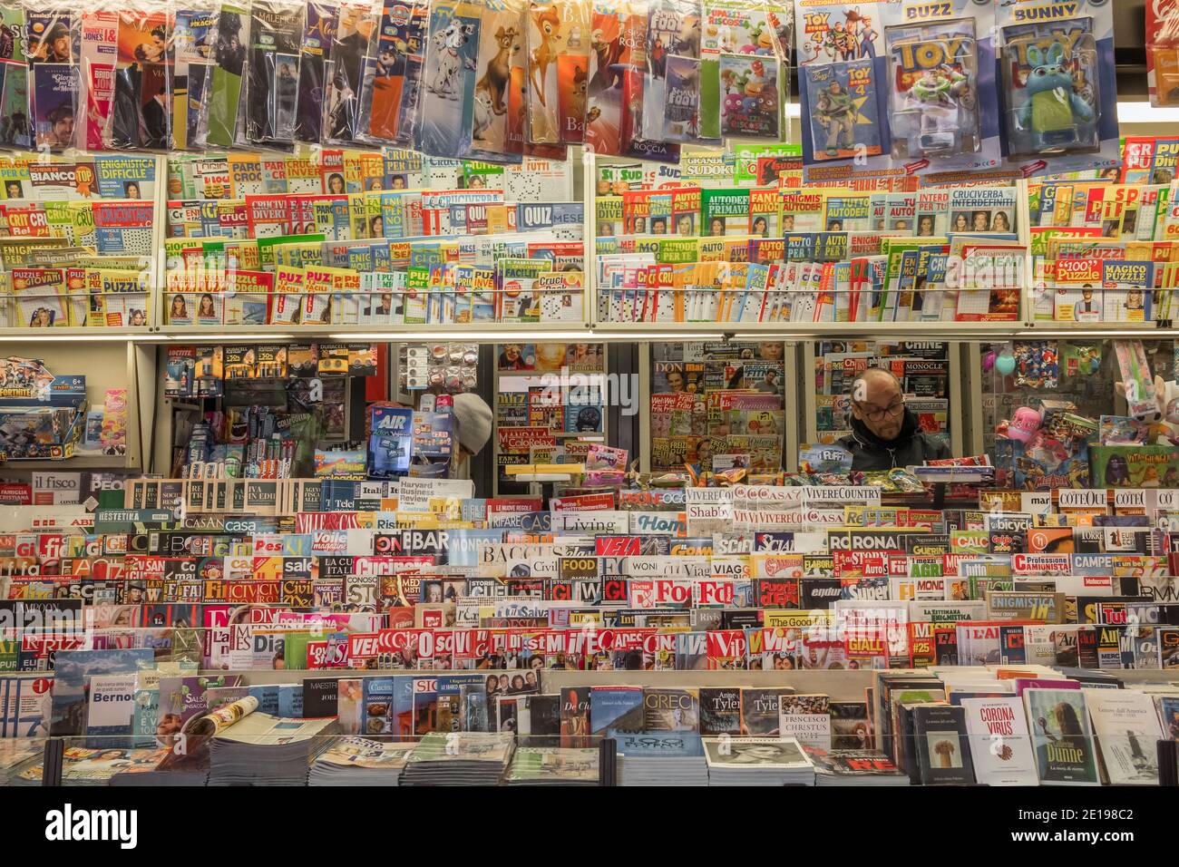 Palermo, Italien - 9. März 2020: Zeitungskiosk mit frischen italienischen Druckmedien in Palermo, Sizilien, Italien Stockfoto