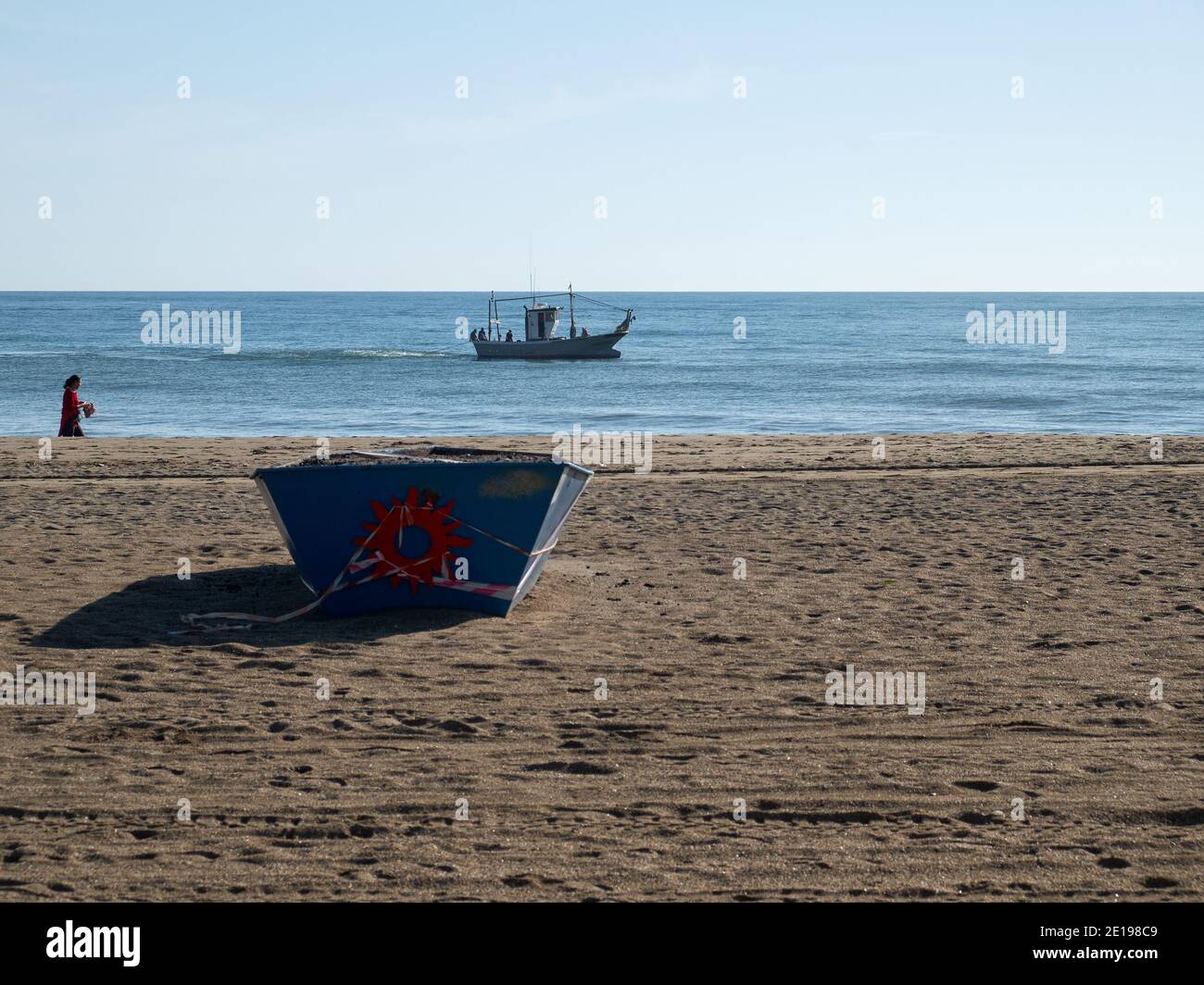 Fischerboot in der Nähe der Küste am mittelmeer von Fuengirola, Malaga, Andalusien, Spanien. Stockfoto