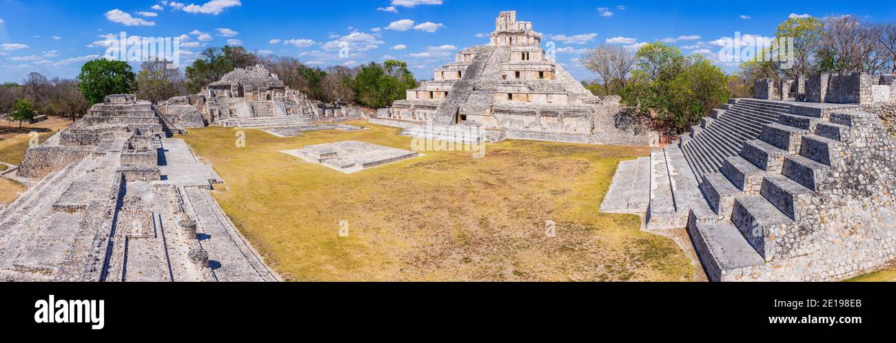 Campeche, Mexiko. Edzna Maya-Stadt. Panoramablick auf die Pyramide der fünf Etagen und Gran Akropolis. Stockfoto