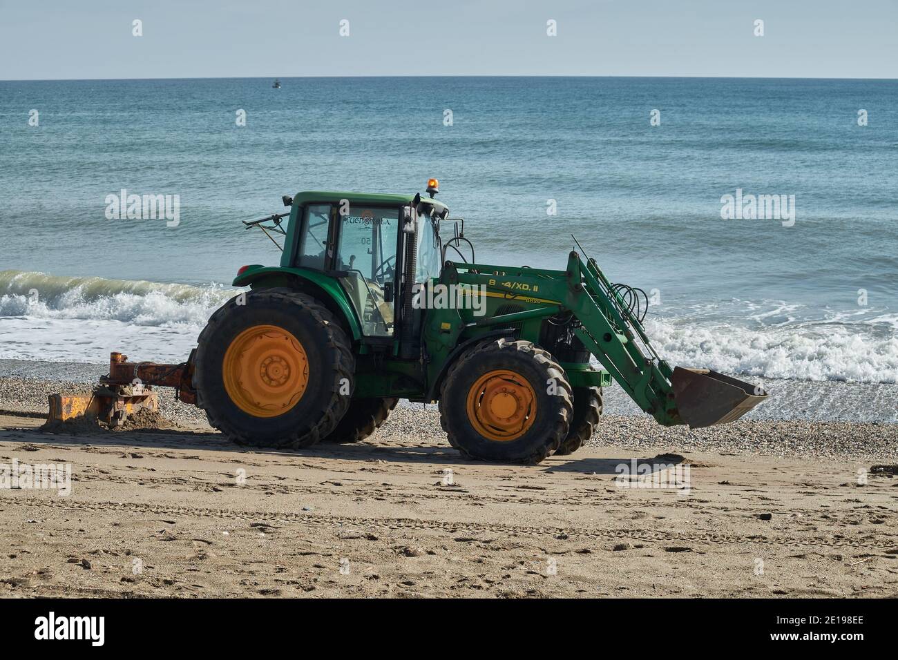John Deere Traktor am Fuengriola Strand, Malaga, Andalusien, Spanien. Stockfoto
