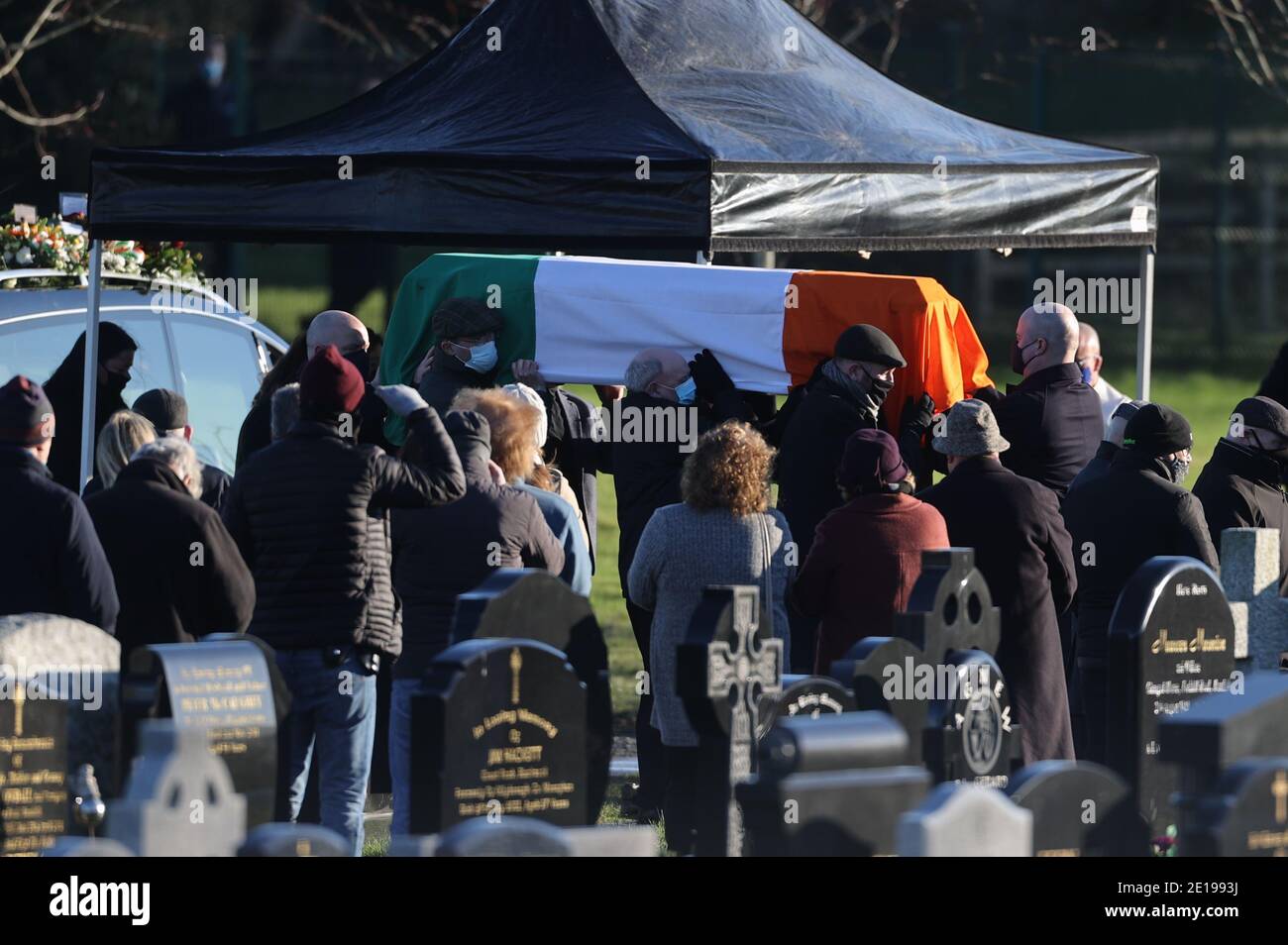 Der Sarg des ehemaligen Real IRA-Führers Michael McKevittt wird zum Friedhof in Blackrock, Co Louth, getragen. Stockfoto