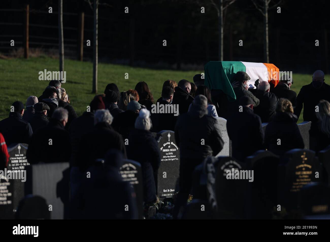 Der Sarg des ehemaligen Real IRA-Führers Michael McKevittt wird zum Friedhof in Blackrock, Co Louth, getragen. Stockfoto