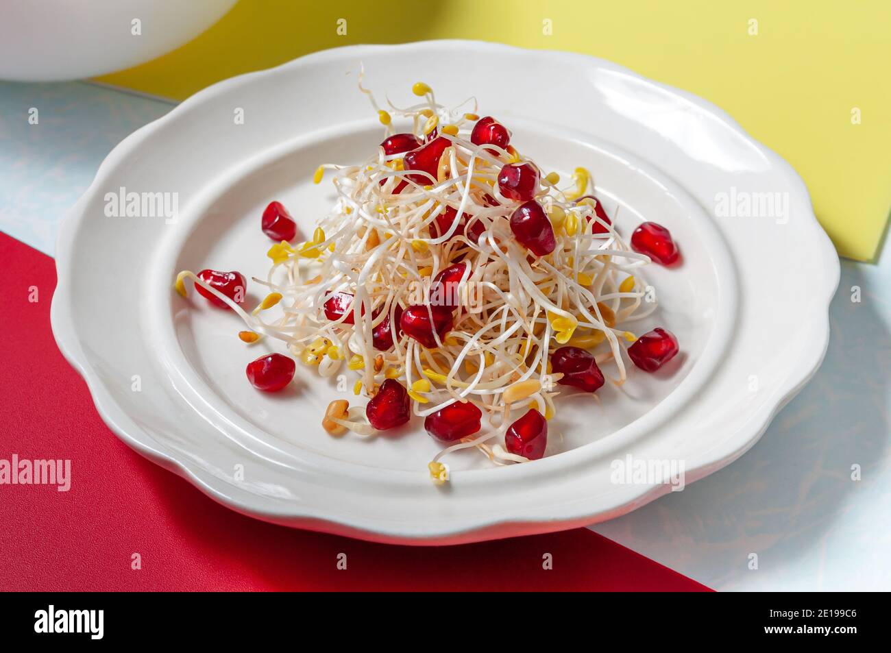 Mikrogrüner Salat und Granatapfelbohnen. Leckere und gesunde Lebensmittel Stockfoto