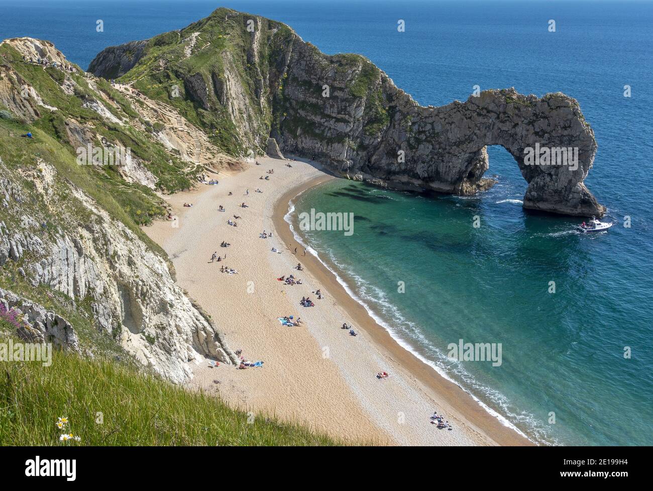 Blick auf Durdle Door auf das Weltkulturerbe der Jurassic Coast in Dorset, England, Großbritannien Stockfoto