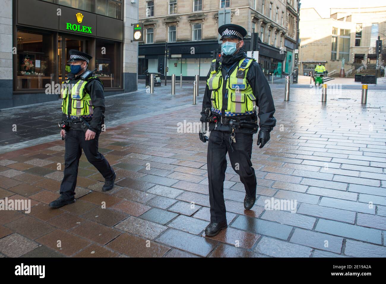 Glasgow, Schottland, Großbritannien. Januar 2021. Im Bild: Polizei Schottland Offiziere tragen hohe viz machen eine sehr sichtbare Präsenz, um die Sperre durchzusetzen. Glasgow City Centre sieht leer und verlassen aus am ersten Tag wird Schottland wieder gesperrt. Ab 00:01 Uhr heute Morgen wurde Schottland erneut gesperrt, wie es die Ansprache des schottischen Ersten Ministers gestern um 14:00 Uhr erklärte. Nur wesentliche Reisen sind erlaubt, wie zum Beispiel zur Arbeit gehen und wichtige Lebensmittel einkaufen und Sport treiben, abgesehen davon, dass jeder in seinem Haus bleiben muss. Quelle: Colin Fisher/Alamy Live News Stockfoto