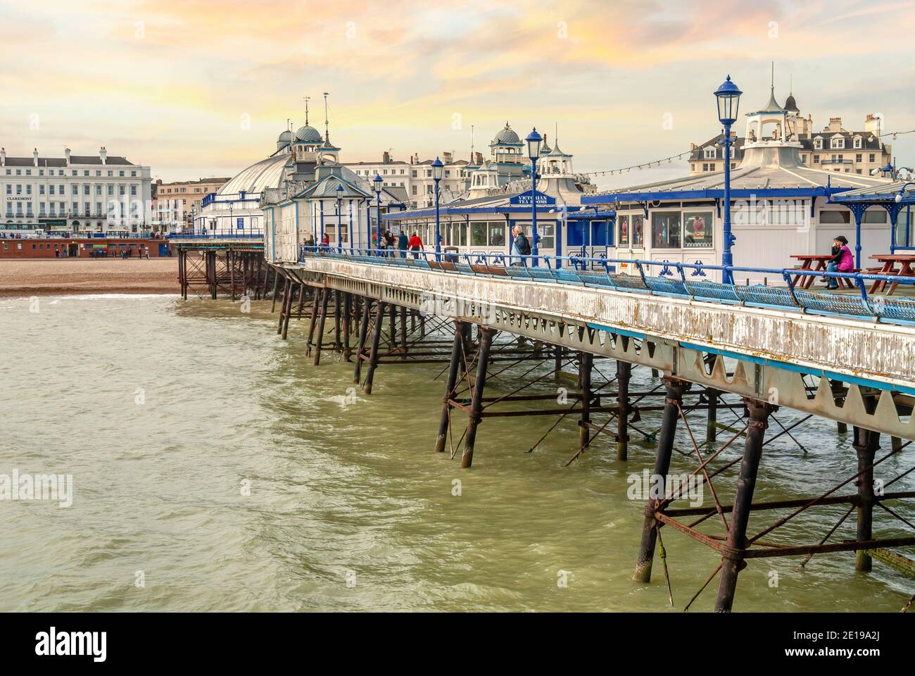 Eastbourne Pier in der Dämmerung, East Sussex, England, Großbritannien Stockfoto