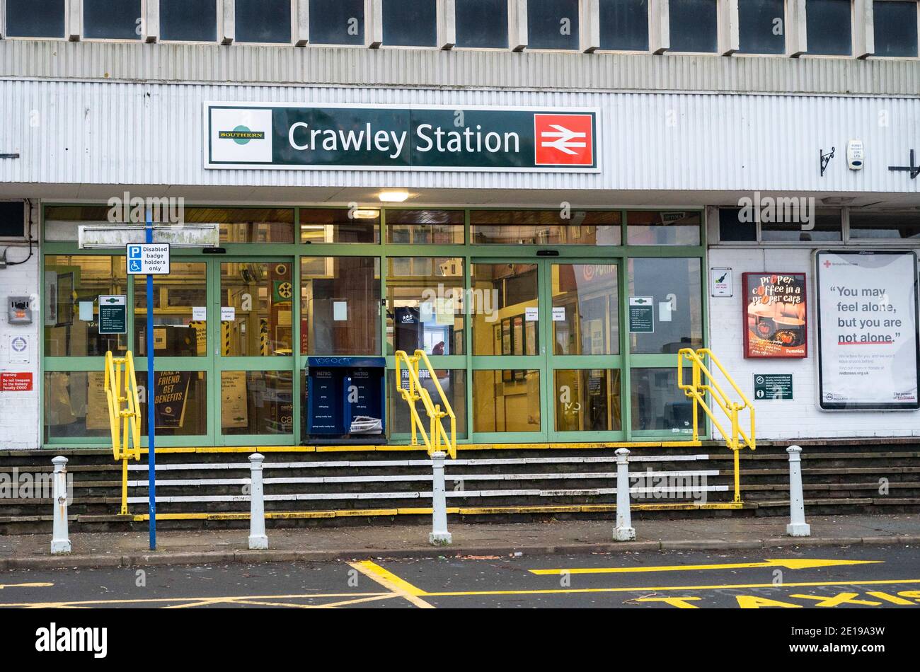 Crawley UK 5. Januar 2021 - Crawley Bahnhof ist ruhig heute nach der neuesten COVID-19 Sperrbeschränkungen für England wurden gestern von Premierminister Boris Johnson angekündigt . Die West Sussex Stadt Crawley hat eine der höchsten Anstieg in Fällen im Südosten und seine Wirtschaft leidet auch schlecht wegen seiner Nähe zum Flughafen Gatwick : Credit Simon Dack / Alamy Live News Stockfoto