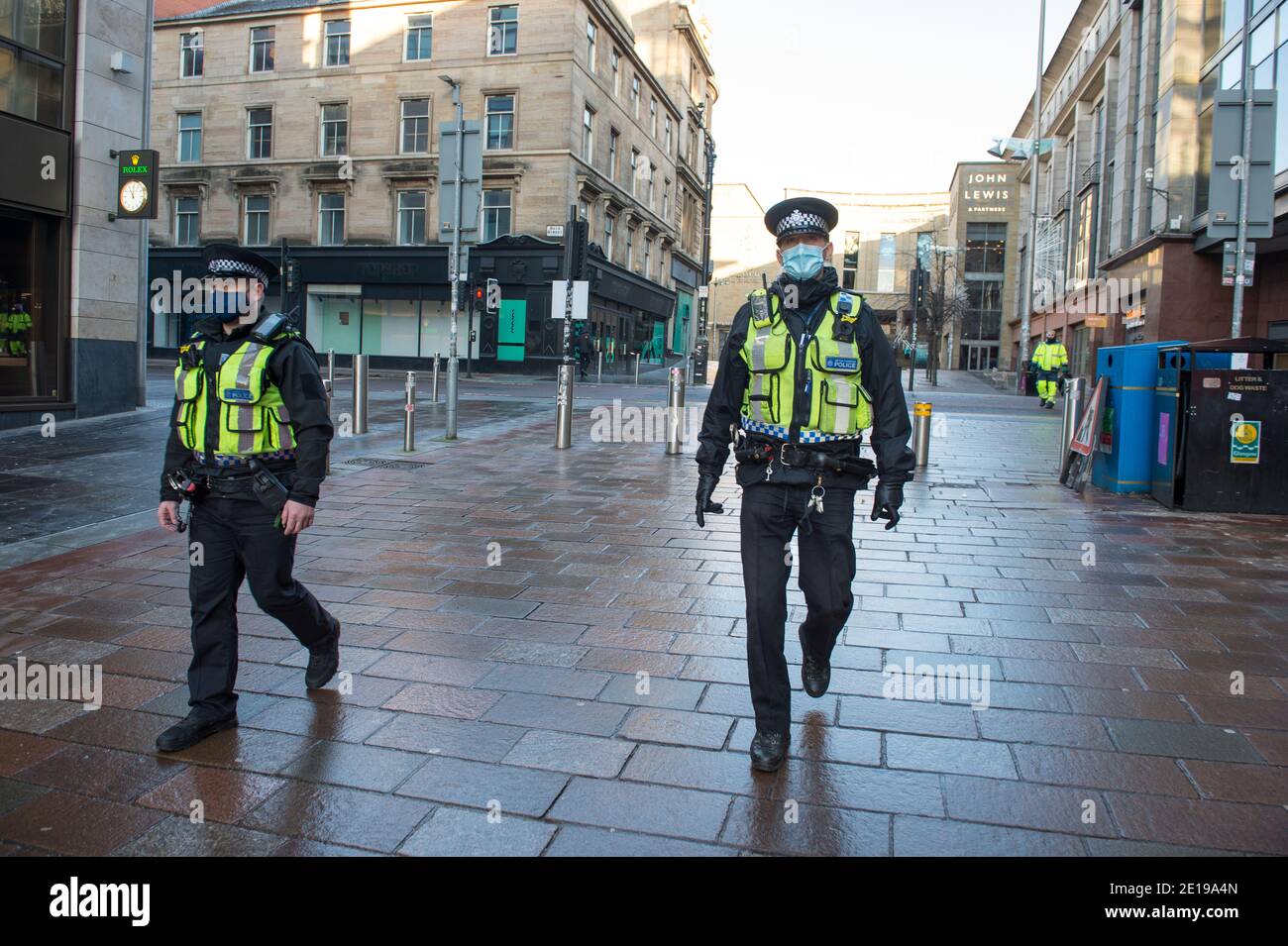 Glasgow, Schottland, Großbritannien. Januar 2021. Im Bild: Polizei Schottland Offiziere tragen hohe viz machen eine sehr sichtbare Präsenz, um die Sperre durchzusetzen. Glasgow City Centre sieht leer und verlassen aus am ersten Tag wird Schottland wieder gesperrt. Ab 00:01 Uhr heute Morgen wurde Schottland erneut gesperrt, wie es die Ansprache des schottischen Ersten Ministers gestern um 14:00 Uhr erklärte. Nur wesentliche Reisen sind erlaubt, wie zum Beispiel zur Arbeit gehen und wichtige Lebensmittel einkaufen und Sport treiben, abgesehen davon, dass jeder in seinem Haus bleiben muss. Quelle: Colin Fisher/Alamy Live News Stockfoto