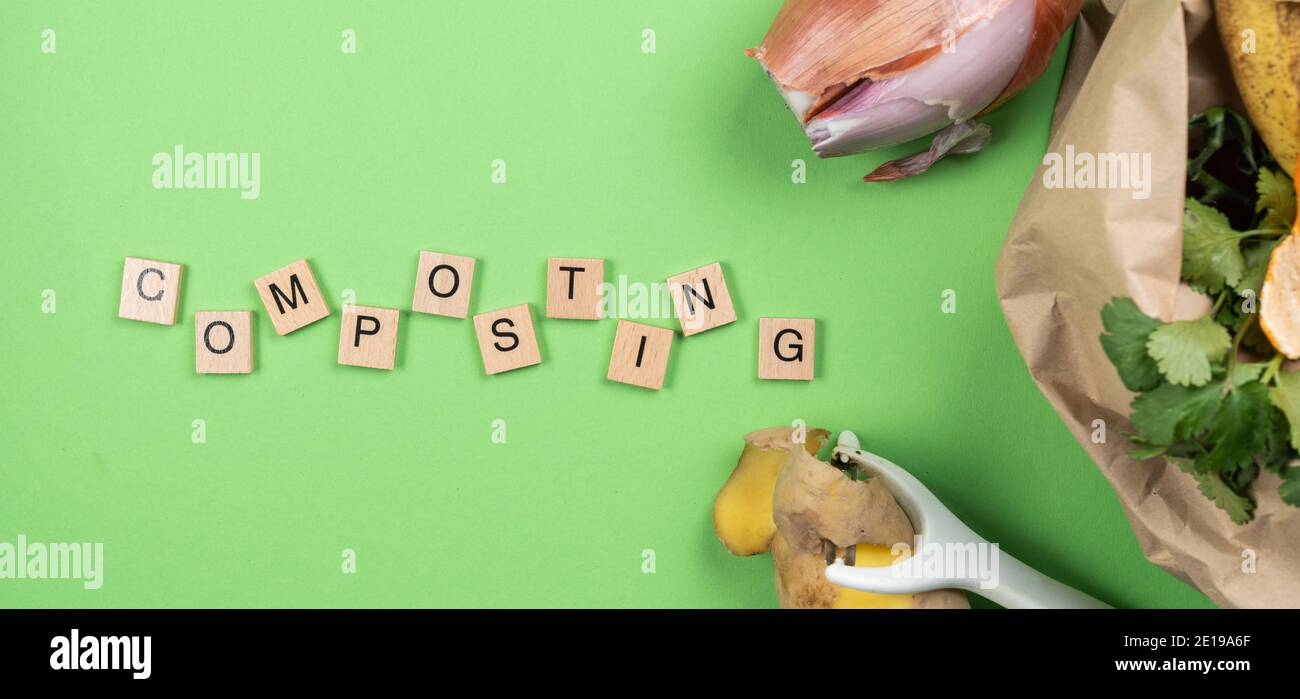 Kompostierungskonzept - Küchenreste in Papiertüte Stockfoto