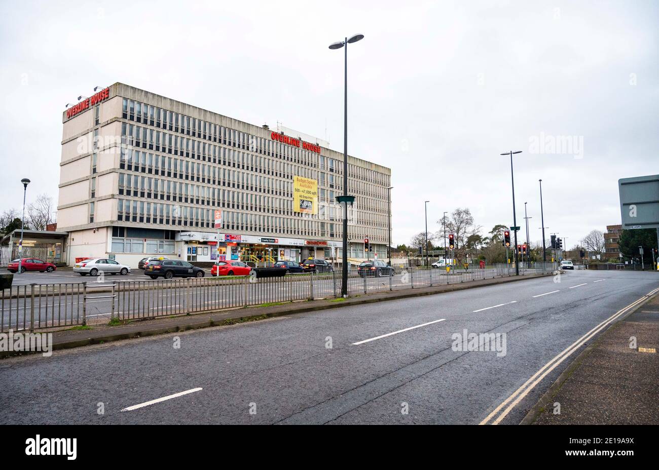 Crawley UK 5. Januar 2021 - Crawley Stadtzentrum und Bahnhof ist ruhig heute nach der neuesten COVID-19 Sperrbeschränkungen für England wurden gestern von Premierminister Boris Johnson angekündigt . Die West Sussex Stadt Crawley hat eine der höchsten Anstieg in Fällen im Südosten und seine Wirtschaft leidet auch schlecht wegen seiner Nähe zum Flughafen Gatwick : Credit Simon Dack / Alamy Live News Stockfoto