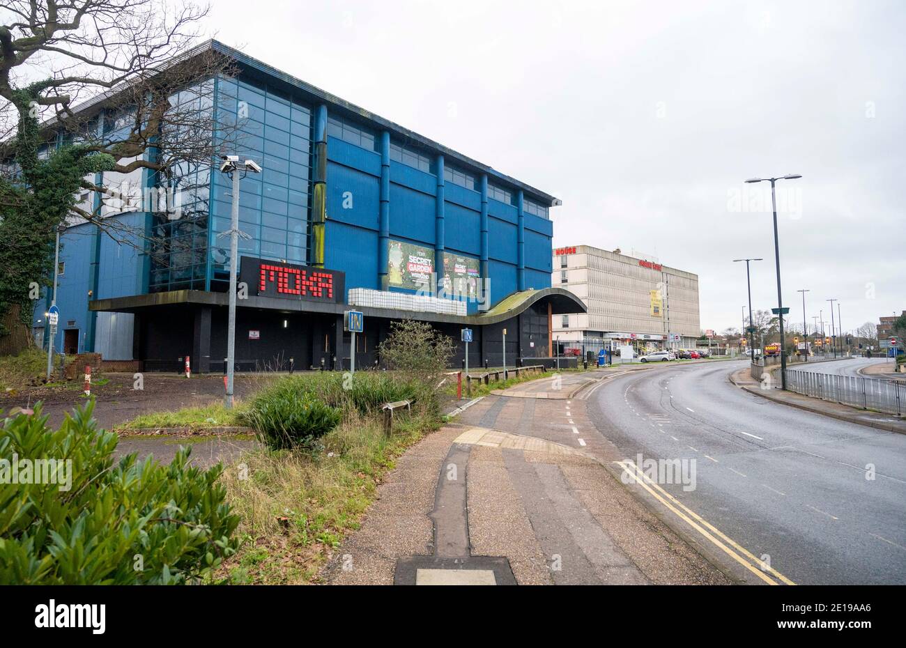 Crawley UK 5. Januar 2021 - der jetzt geschlossene NACHTCLUB MOKA im Stadtzentrum von Crawley ist heute ruhig, nachdem gestern die neuesten COVID-19-Sperrbeschränkungen für England vom Premierminister Boris Johnson angekündigt wurden. Die West Sussex Stadt Crawley hat eine der höchsten Anstieg in Fällen im Südosten und seine Wirtschaft leidet auch schlecht wegen seiner Nähe zum Flughafen Gatwick : Credit Simon Dack / Alamy Live News Stockfoto