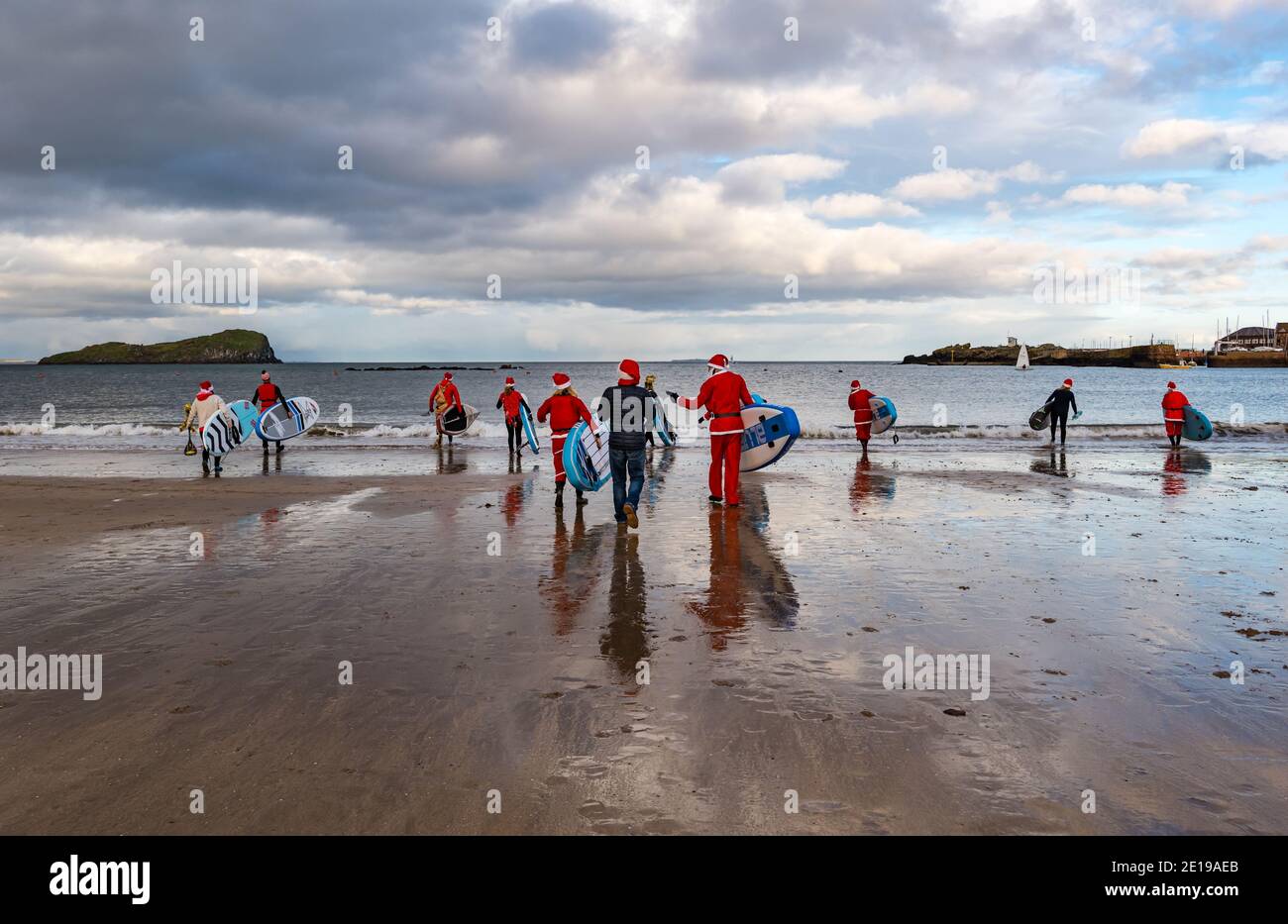 Community Charity Event: Paddle Boarder in Santa Kostümen, North Berwick, East Lothian, Schottland, Großbritannien Stockfoto