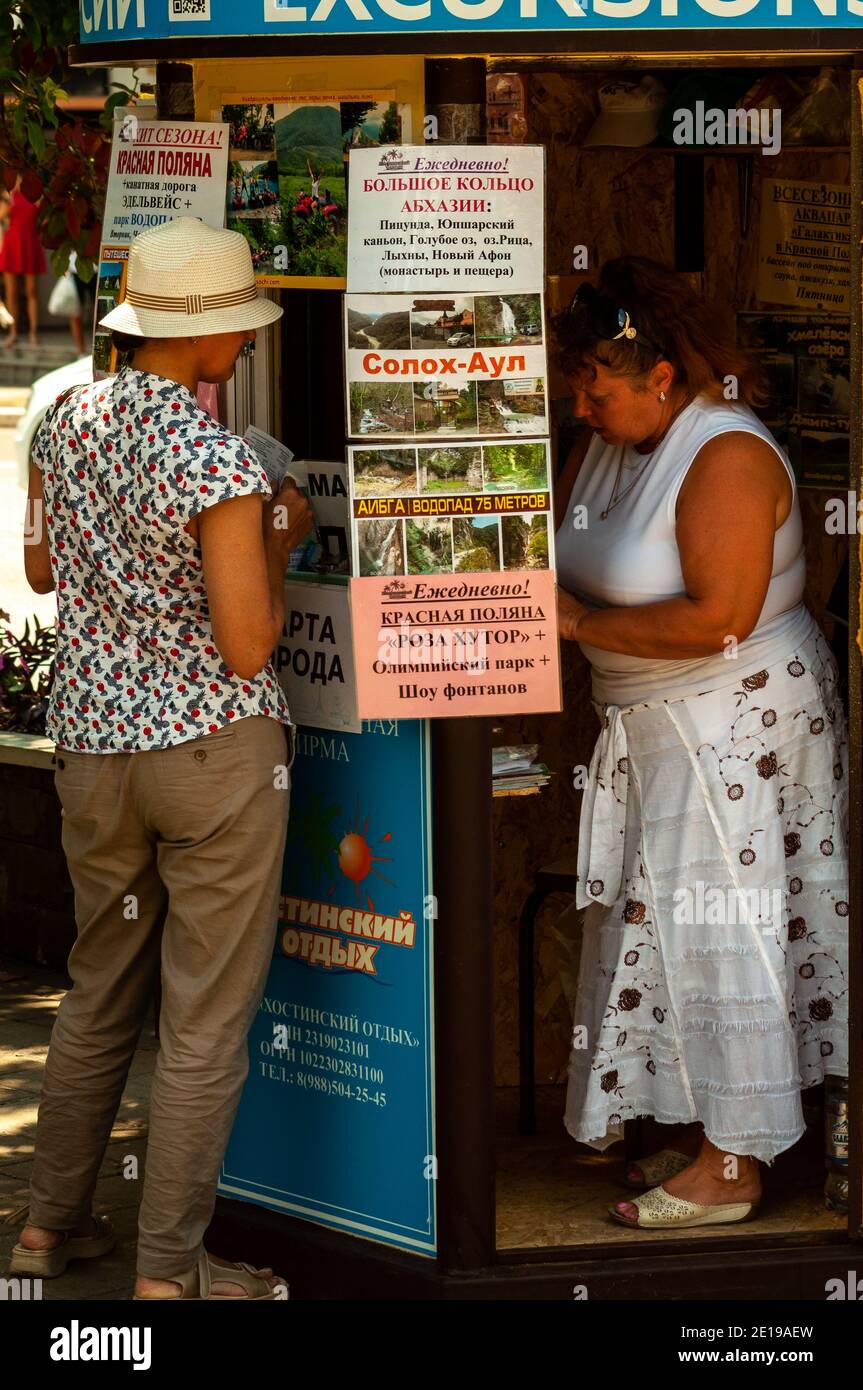 Frau kauft Touristentour Stockfoto