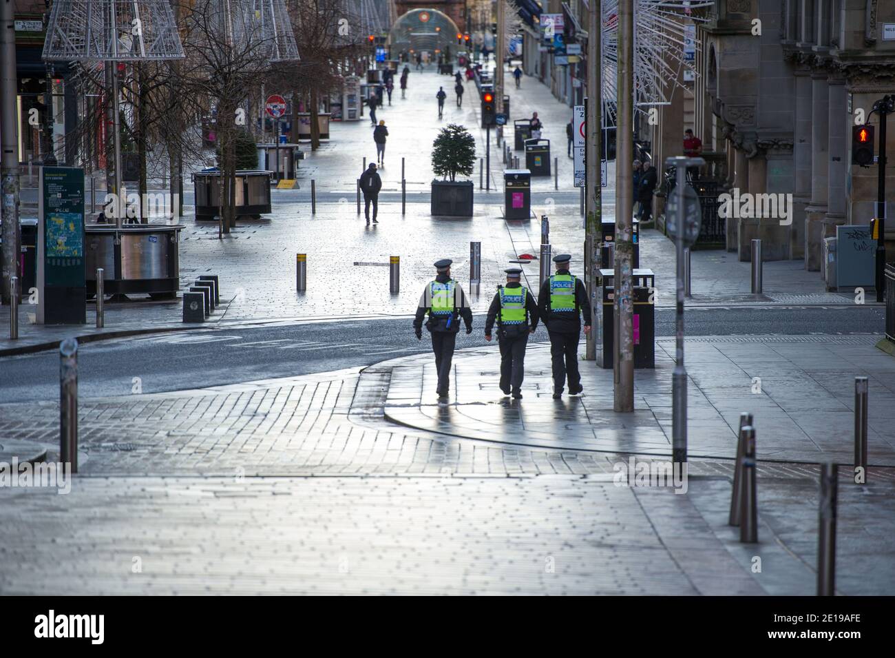 Glasgow, Schottland, Großbritannien. Januar 2021. Im Bild: Polizei Schottland Offiziere tragen hohe viz machen eine sehr sichtbare Präsenz, um die Sperre durchzusetzen. Glasgow City Centre sieht leer und verlassen aus am ersten Tag wird Schottland wieder gesperrt. Ab 00:01 Uhr heute Morgen wurde Schottland erneut gesperrt, wie es die Ansprache des schottischen Ersten Ministers gestern um 14:00 Uhr erklärte. Nur wesentliche Reisen sind erlaubt, wie zum Beispiel zur Arbeit gehen und wichtige Lebensmittel einkaufen und Sport treiben, abgesehen davon, dass jeder in seinem Haus bleiben muss. Quelle: Colin Fisher/Alamy Live News Stockfoto