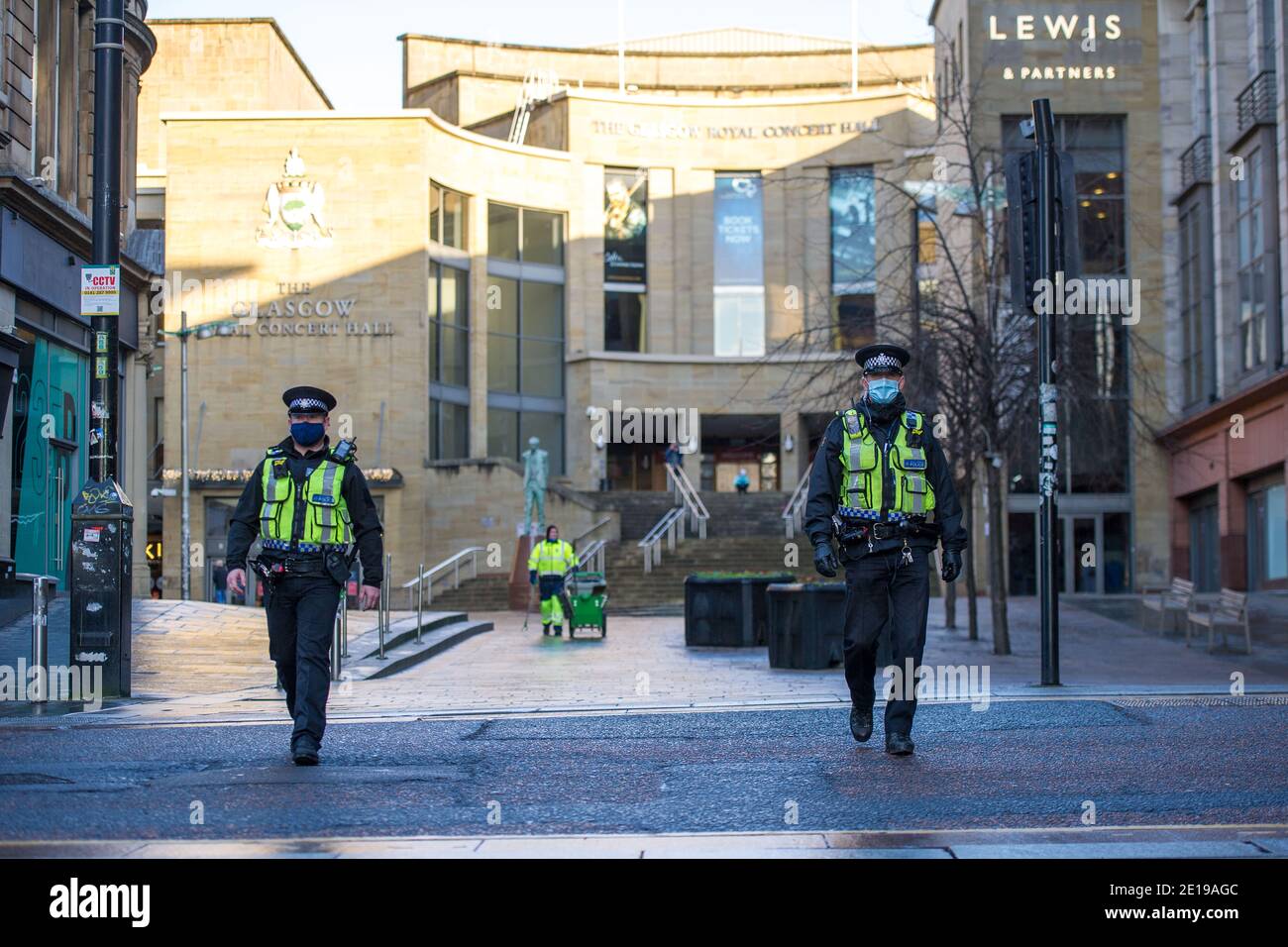 Glasgow, Schottland, Großbritannien. Januar 2021. Im Bild: Polizei Schottland Offiziere tragen hohe viz machen eine sehr sichtbare Präsenz, um die Sperre durchzusetzen. Glasgow City Centre sieht leer und verlassen aus am ersten Tag wird Schottland wieder gesperrt. Ab 00:01 Uhr heute Morgen wurde Schottland erneut gesperrt, wie es die Ansprache des schottischen Ersten Ministers gestern um 14:00 Uhr erklärte. Nur wesentliche Reisen sind erlaubt, wie zum Beispiel zur Arbeit gehen und wichtige Lebensmittel einkaufen und Sport treiben, abgesehen davon, dass jeder in seinem Haus bleiben muss. Quelle: Colin Fisher/Alamy Live News Stockfoto