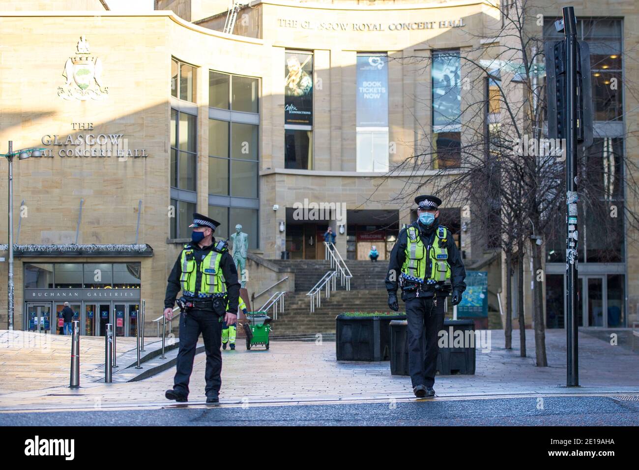 Glasgow, Schottland, Großbritannien. Januar 2021. Im Bild: Polizei Schottland Offiziere tragen hohe viz machen eine sehr sichtbare Präsenz, um die Sperre durchzusetzen. Glasgow City Centre sieht leer und verlassen aus am ersten Tag wird Schottland wieder gesperrt. Ab 00:01 Uhr heute Morgen wurde Schottland erneut gesperrt, wie es die Ansprache des schottischen Ersten Ministers gestern um 14:00 Uhr erklärte. Nur wesentliche Reisen sind erlaubt, wie zum Beispiel zur Arbeit gehen und wichtige Lebensmittel einkaufen und Sport treiben, abgesehen davon, dass jeder in seinem Haus bleiben muss. Quelle: Colin Fisher/Alamy Live News Stockfoto
