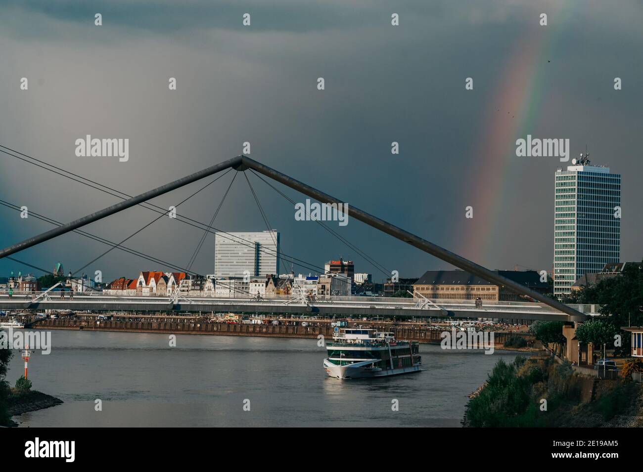 DEUTSCHLAND, DÜSSELDORF - 14. AUGUST 2020: MEDIENHAFEN. Düsseldorfer Stadtbild mit Blick auf Medienhafen Stockfoto
