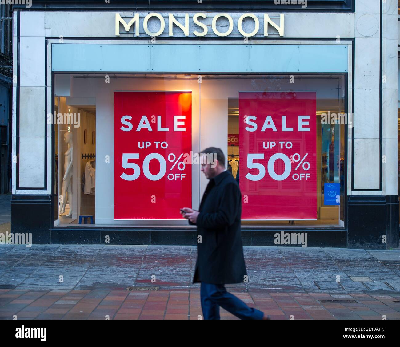 Glasgow, Schottland, Großbritannien. Januar 2021. Im Bild: Monsoon-Shop in der Buchanan-Straße bleibt geschlossen. Glasgow City Centre sieht leer und verlassen aus am ersten Tag wird Schottland wieder gesperrt. Ab 00:01 Uhr heute Morgen wurde Schottland erneut gesperrt, wie es die Ansprache des schottischen Ersten Ministers gestern um 14:00 Uhr erklärte. Nur wesentliche Reisen sind erlaubt, wie zum Beispiel zur Arbeit gehen und wichtige Lebensmittel einkaufen und Sport treiben, abgesehen davon, dass jeder in seinem Haus bleiben muss. Quelle: Colin Fisher/Alamy Live News Stockfoto