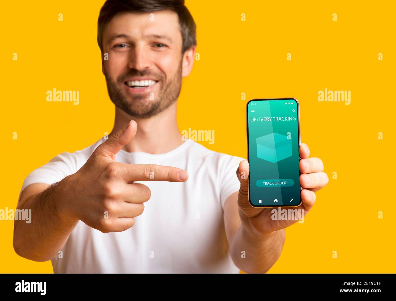 Mann hält Handy mit Lieferung Tracking-Website Stockfoto