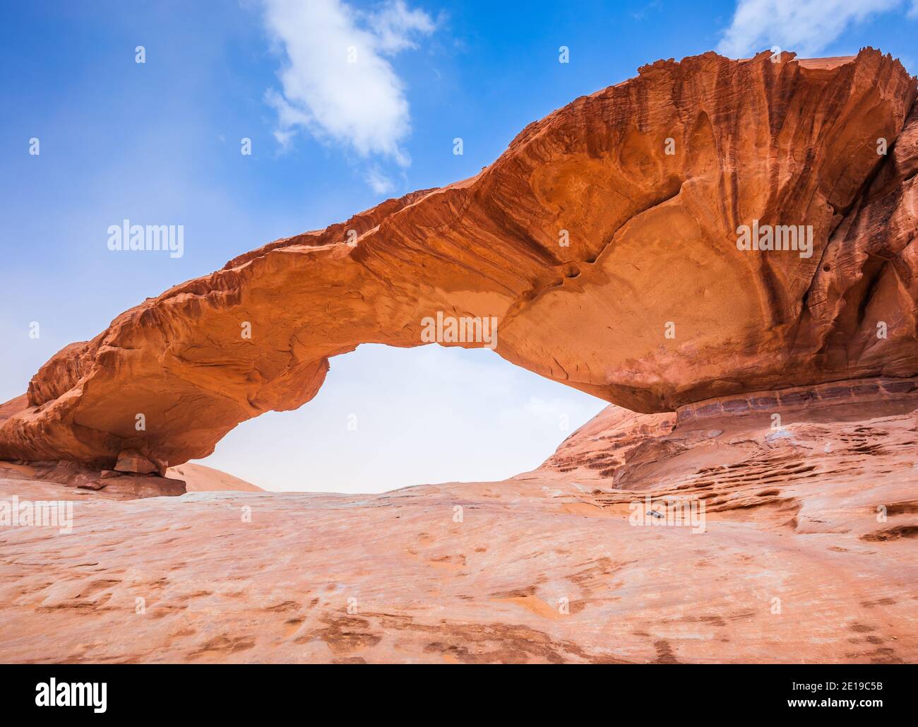 Wadi Rum Desert, Jordanien. Die Felsbrücke von Kharaz. Stockfoto