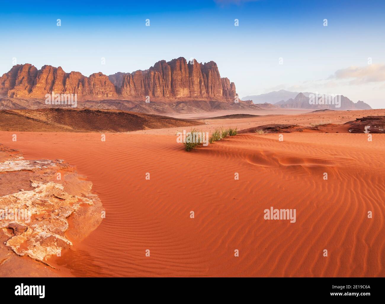 Wadi Rum Desert, Jordanien. Die rote Wüste und der Berg Jabal Al Qattar. Stockfoto