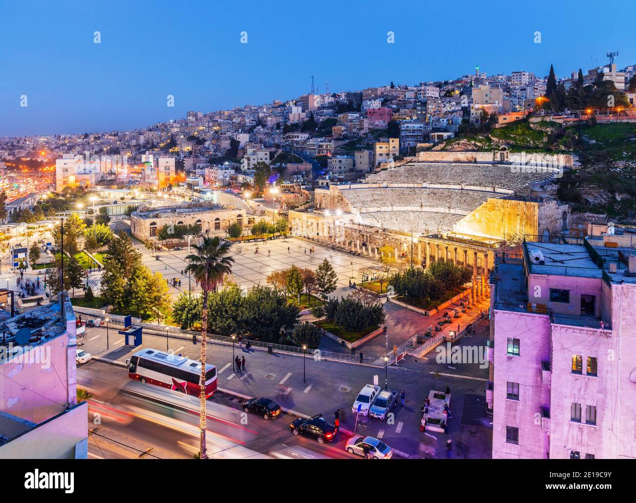 Amman, Jordanien. Blick auf das römische Theater und die Stadt am Abend. Stockfoto