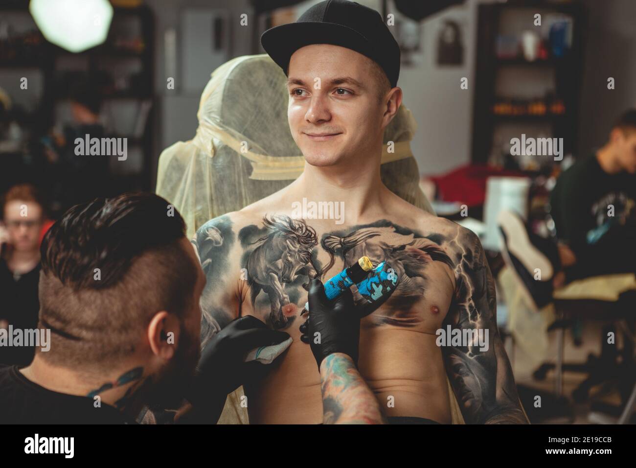 Tattoo Auf Der Brust Stockfotos Und Bilder Kaufen Alamy