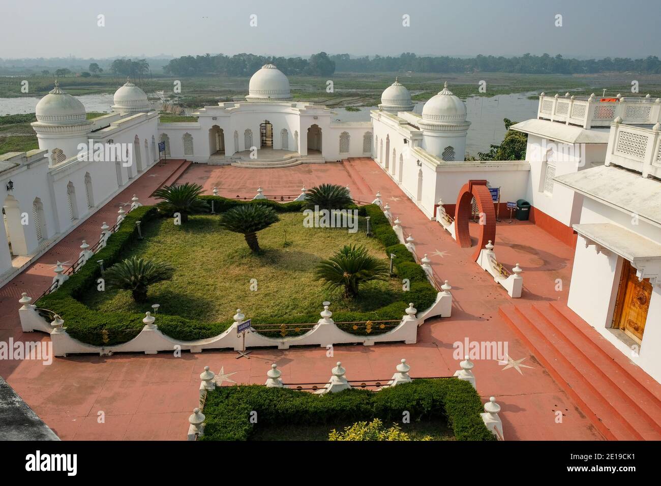 Neermahal Palast auf einer Insel in Rudra Sagar See in Melaghar in Tripura Staat, Indien. Stockfoto