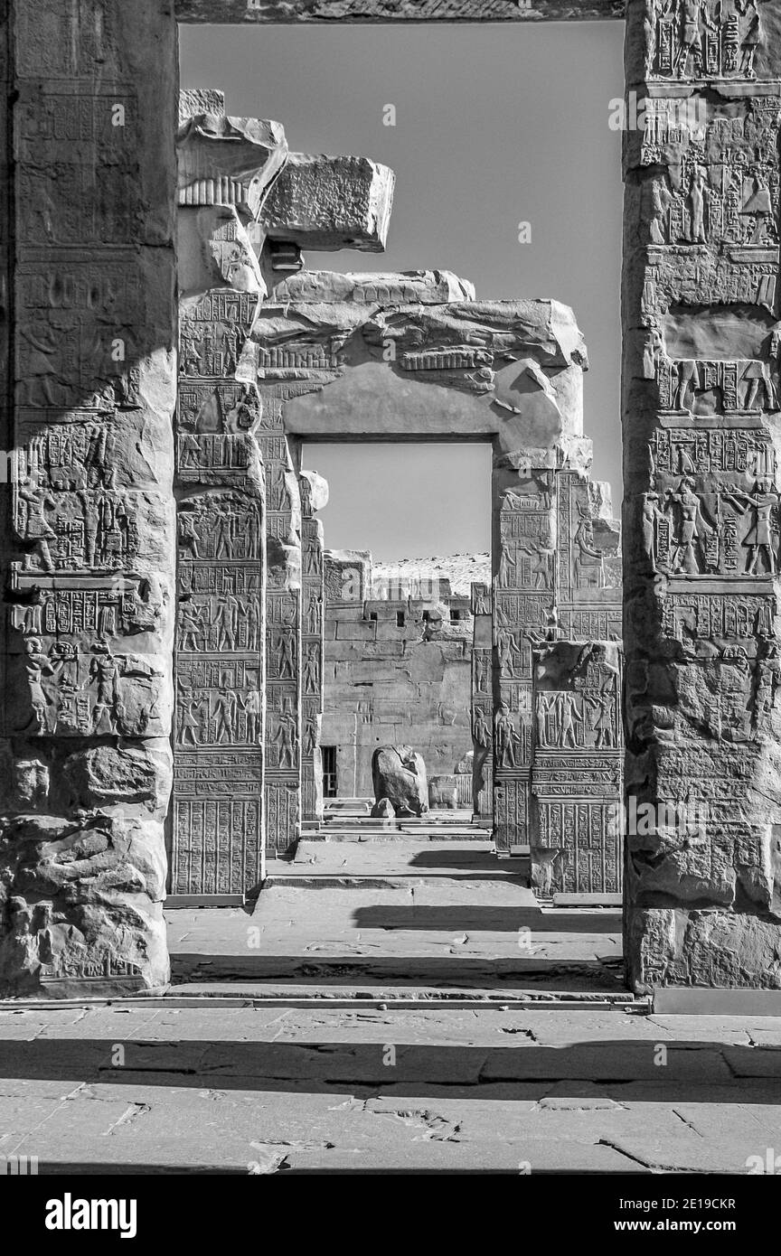 Dies ist die Vestibülpassage am 47 v. Chr. Tempel von Kom Ombo in der Nähe des Nils, der dem Krokodilgott Sobek und dem Falken-Gott Horus gewidmet ist, berühmt für seine verzierten Steinrelieftafeln, Kunstwerke und Hieroglyphen-Geschichten. Stockfoto