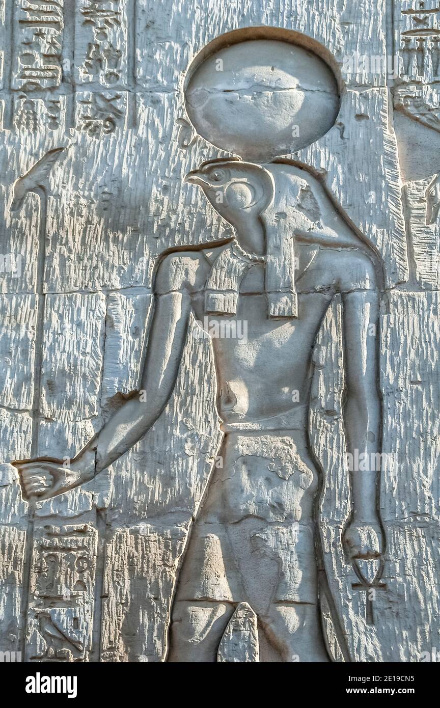 Dies ist der Falkenkopf-Gott des Horus im 180-47 v. Chr. Tempel von Kom Ombo in der Nähe des Nils, der dem Krokodilgott Sobek und dem Falkenkopf-gott Horus gewidmet ist.Er ist berühmt für seine verzierten Steinrelieftafeln, Kunstwerke und Hieroglyphen, die Geschichten erzählen. Stockfoto