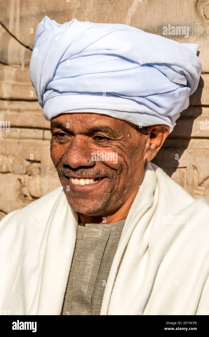 Einheimische Männer in arabischer Kleidung, um Touristen zu beeindrucken, um ihren Lebensunterhalt zu verdienen, posieren für Fotos im 180-47 v. Chr. Tempel von Kom Ombo in der Nähe des Nils, der dem Krokodilgott Sobek und dem Falken-Gott Horus gewidmet ist, der für seine verzierten geschnitzten Steinrelieftafeln berühmt ist, Feine Kunstwerke und Hieroglyphen Geschichte erzählen. Stockfoto