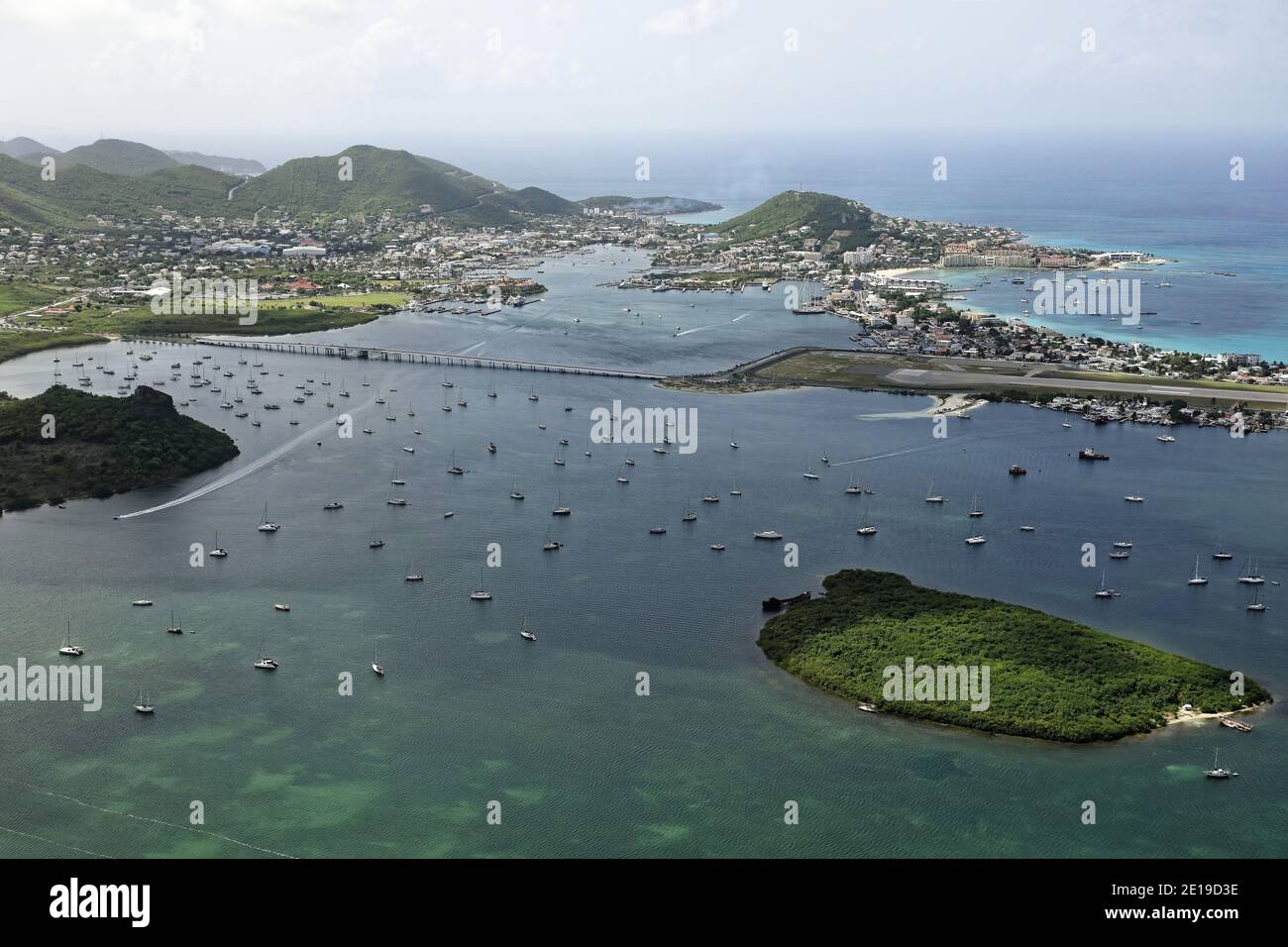 Karibik, Saint Martin (Sint Maarten): Simpson Bay, holländische Seite. Die Wiedergabe in nautischen Zeitschriften, nautischen Führern oder nautischen Websites ist verboten Stockfoto