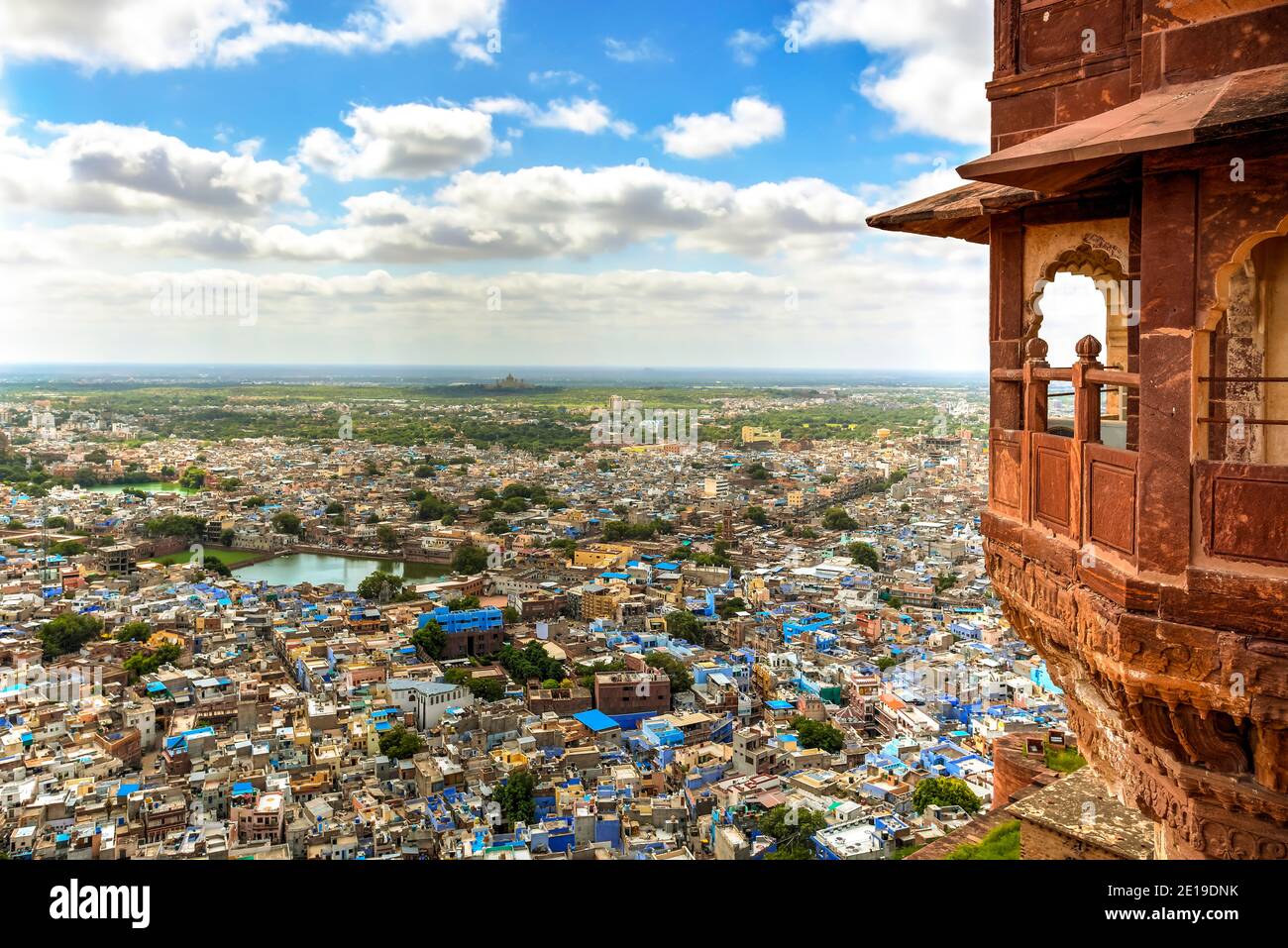 Blick auf Jodhpur oder die sogenannte Blaue Stadt, von den Türmen von Mehrangarh oder Mehran Fort, Rajasthan, Indien gesehen. Stockfoto Blick auf Jodhpur oder die sogenannte Blaue Stadt, von den Türmen von Mehrangarh oder Mehran Fort, Rajasthan, Indien gesehen. Stockfoto