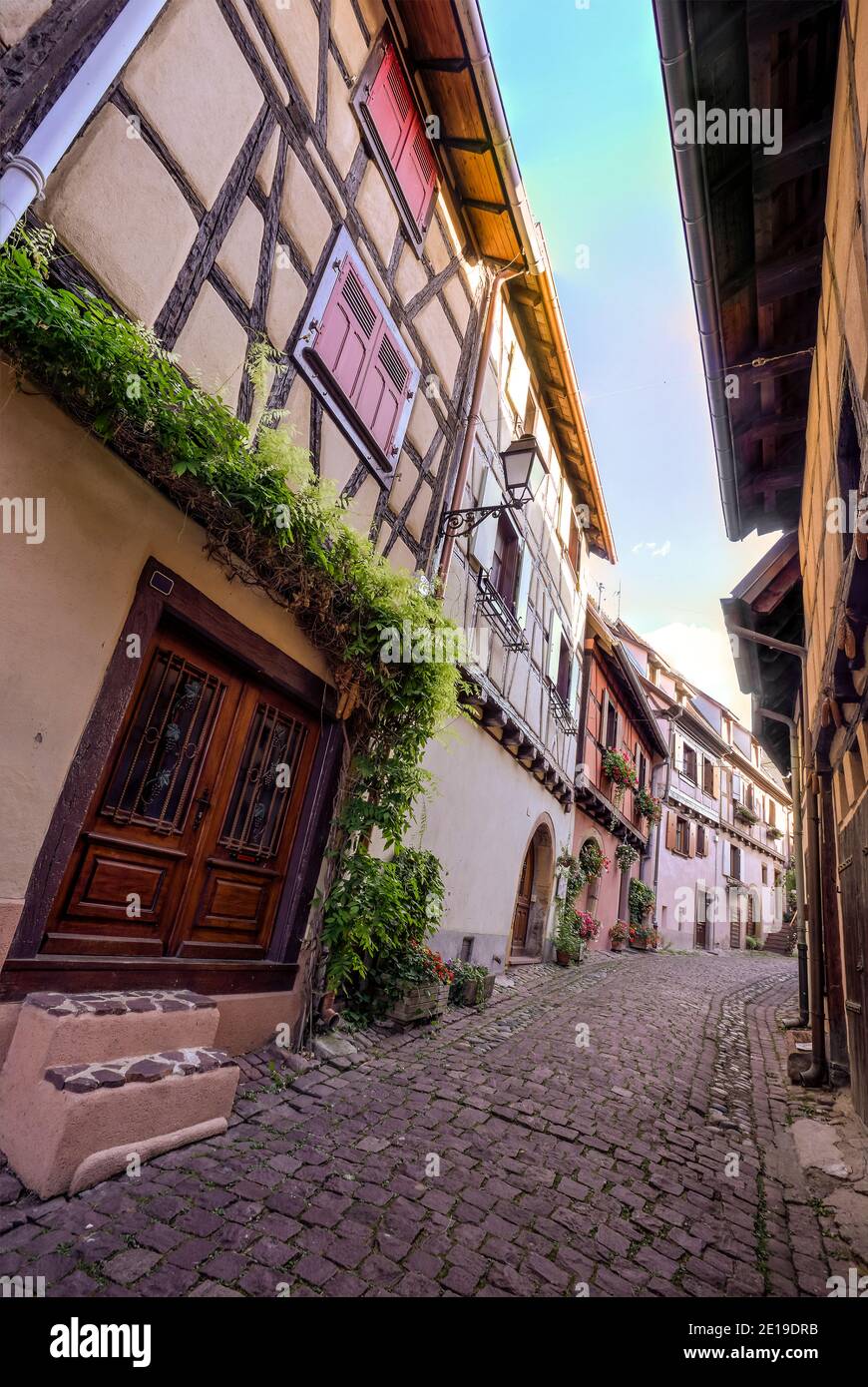 Die kleine feudale Dorfstraße von Eguisheim während des Tages. Foto aufgenommen am 10. August 2019 im Elsass in Frankreich. Stockfoto