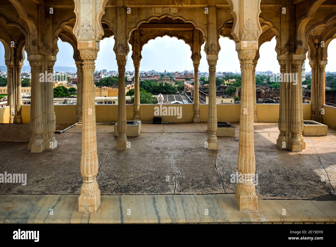 Blick über Jaipur Stadtpalastkomplex von der Terrasse von Chandra Mahal, der Residenz der ehemaligen königlichen Familie von Jaipur, Rajasthan, Indien. Foto ta Stockfoto
