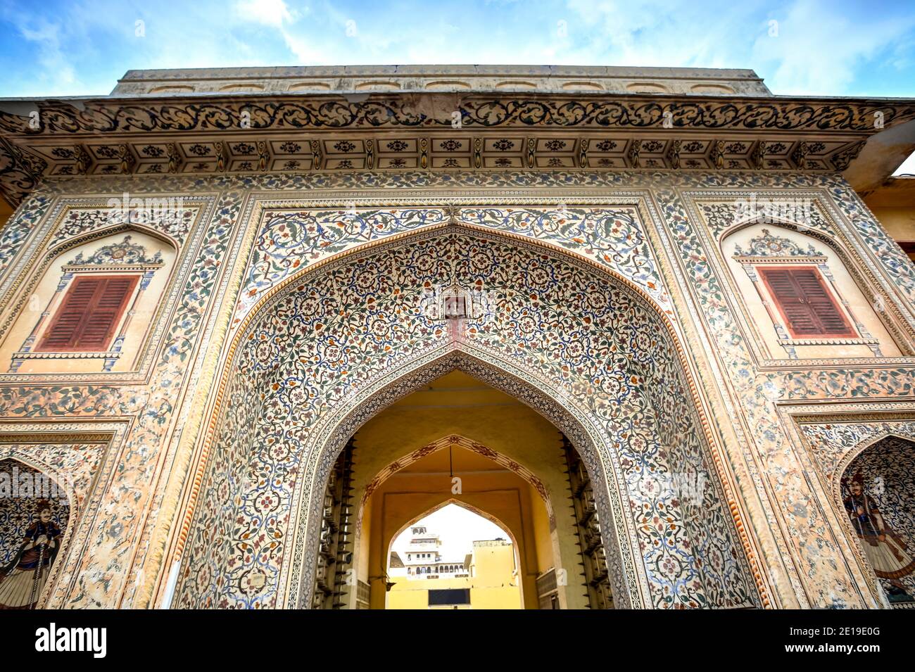 Die Virendra Pol das am meisten dekorierte Tor von allen aus dem Inneren Jaipur City Palace Complex, Rajasthan Staat, Indien. Foto aufgenommen am 14. August 2018. Stockfoto
