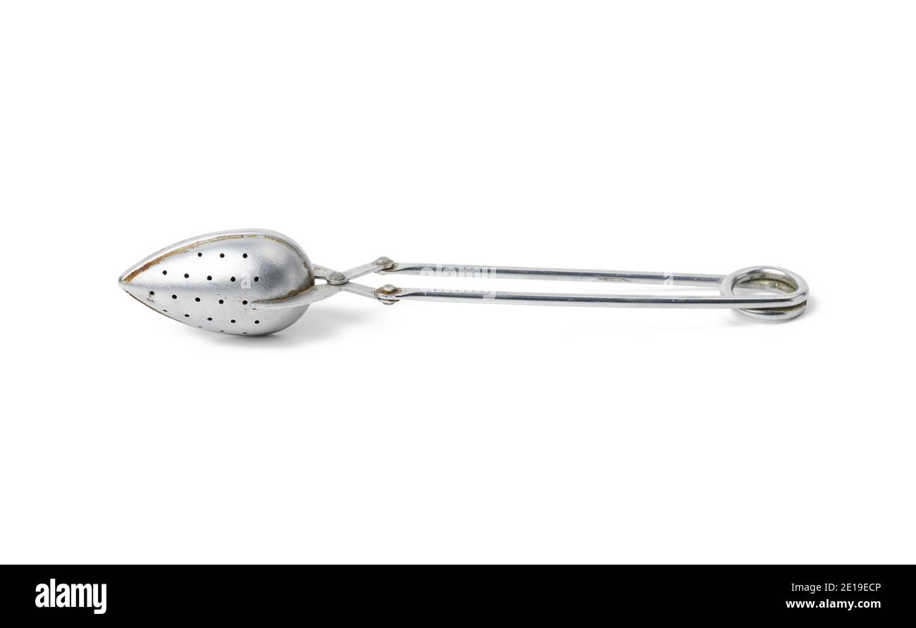 Metall vintage Tee Sieb in einer Tasse isoliert auf weißem Hintergrund, Nahaufnahme Stockfoto