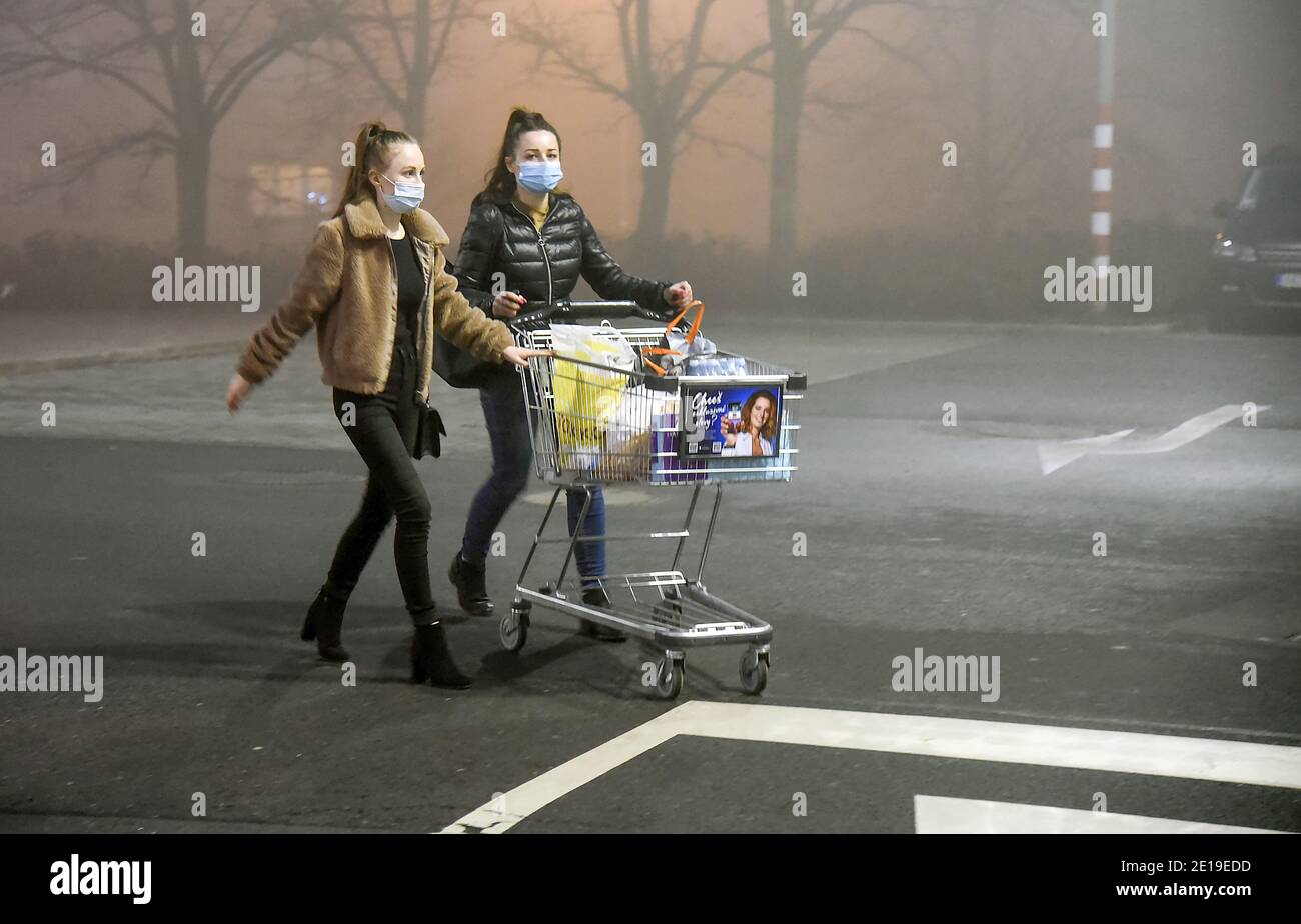 Die Menschen tragen Masken während des Einkaufs wegen Coronavirus und der Verschmutzung und Smog in der Luft in Karvina, Tschechische Republik, 4. Januar 2021. (CT Stockfoto