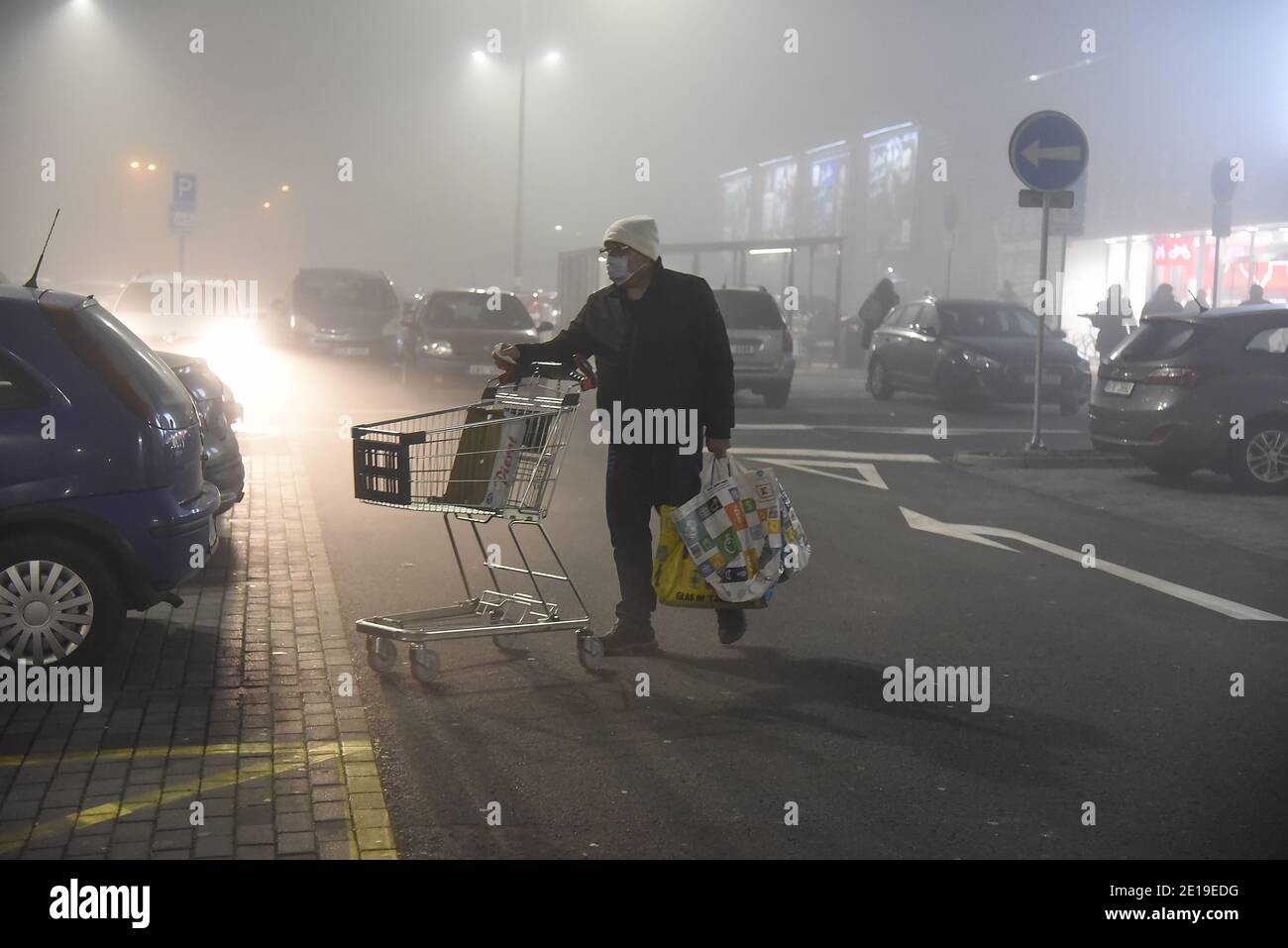 Die Menschen tragen Masken während des Einkaufs wegen Coronavirus und der Verschmutzung und Smog in der Luft in Karvina, Tschechische Republik, 4. Januar 2021. (CT Stockfoto