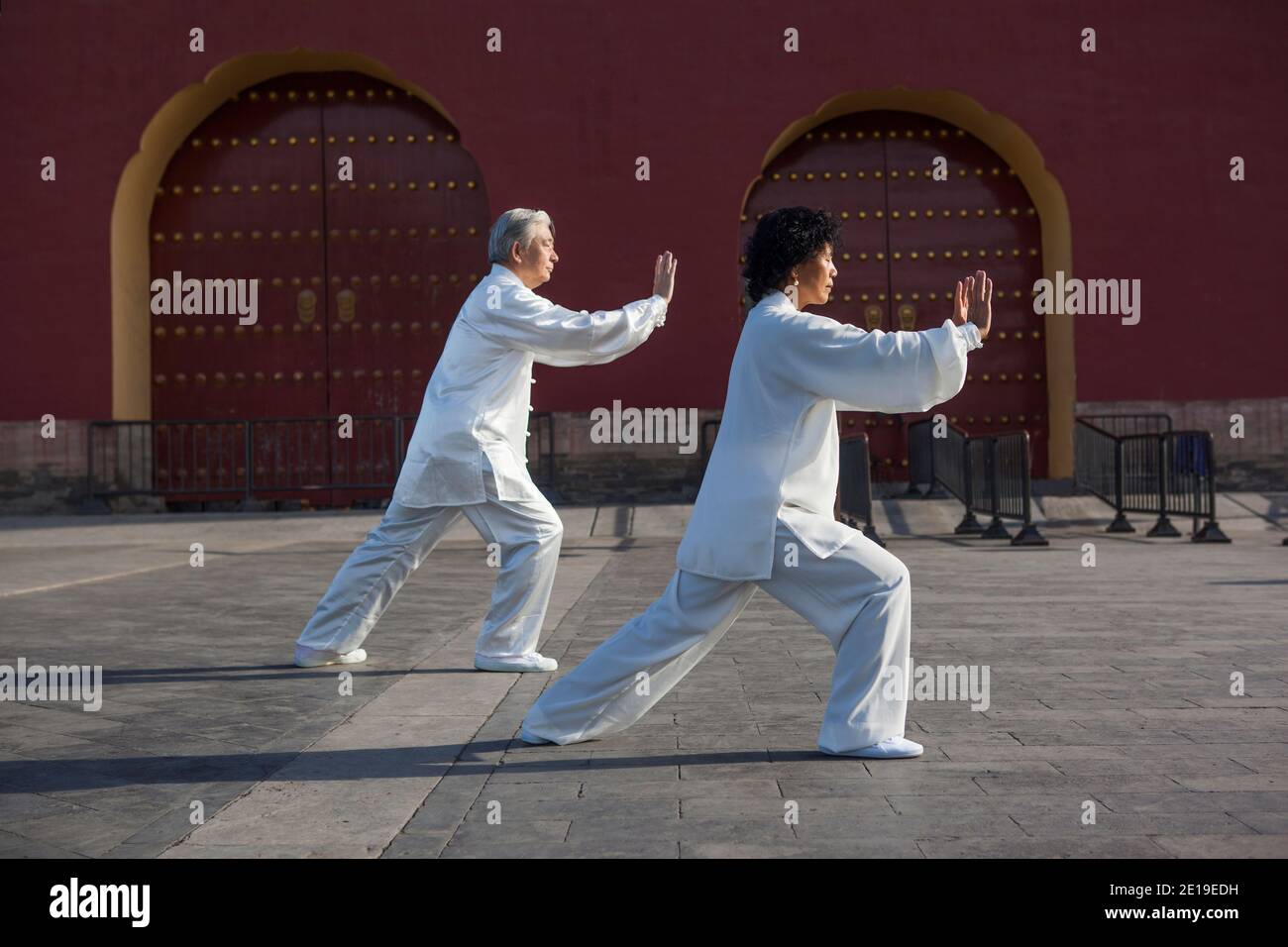Zwei alte Leute spielen Tai Chi im Park hoch Hochwertige Fotos Stockfoto