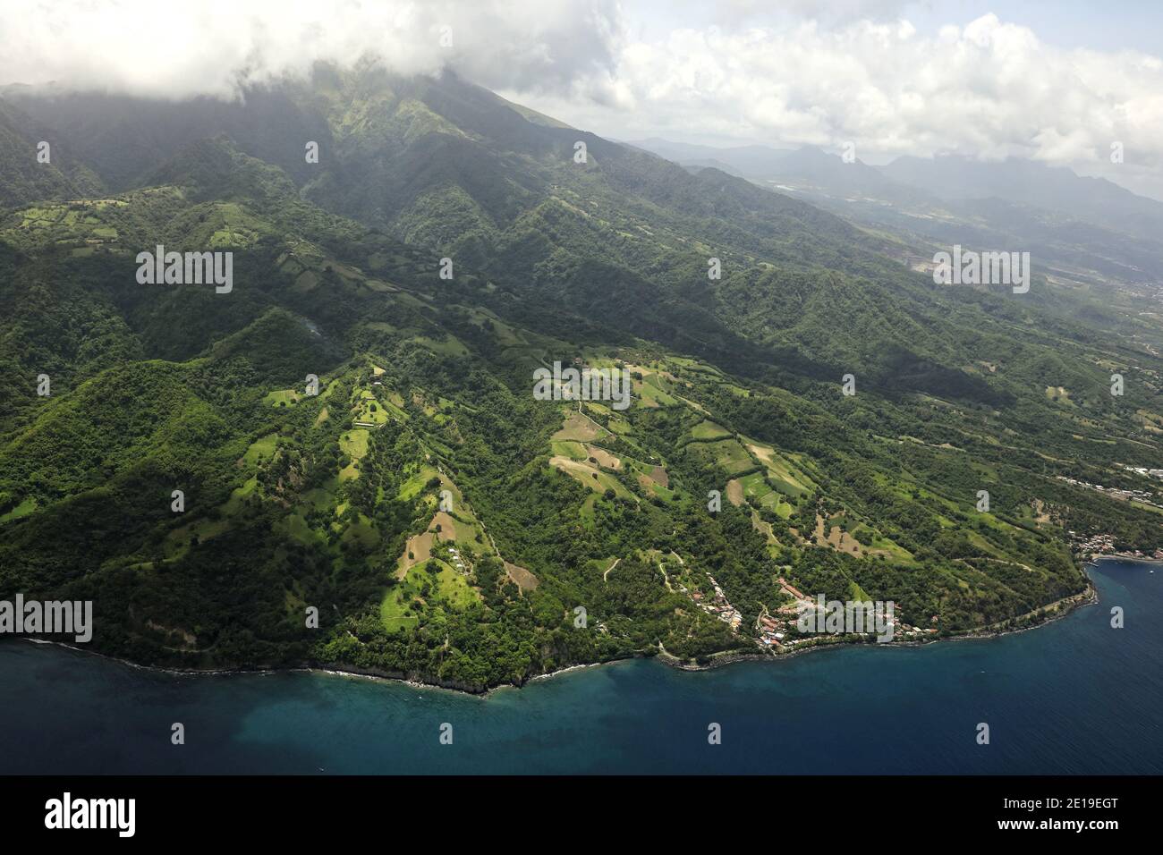 Martinique: Luftaufnahme des Mount Pelee, dem höchsten Punkt (1,395 Meter) und aktiven Vulkan am nördlichen Ende der Insel. Stockfoto