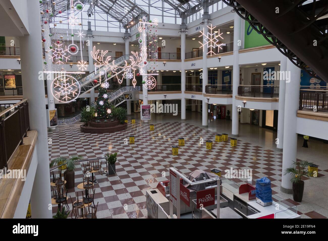 1. Tag der Absperrung im Jahr 2021 und Rush Hour in Ein verlassenes Whitgift Center Einkaufszentrum in Croydon England Stockfoto