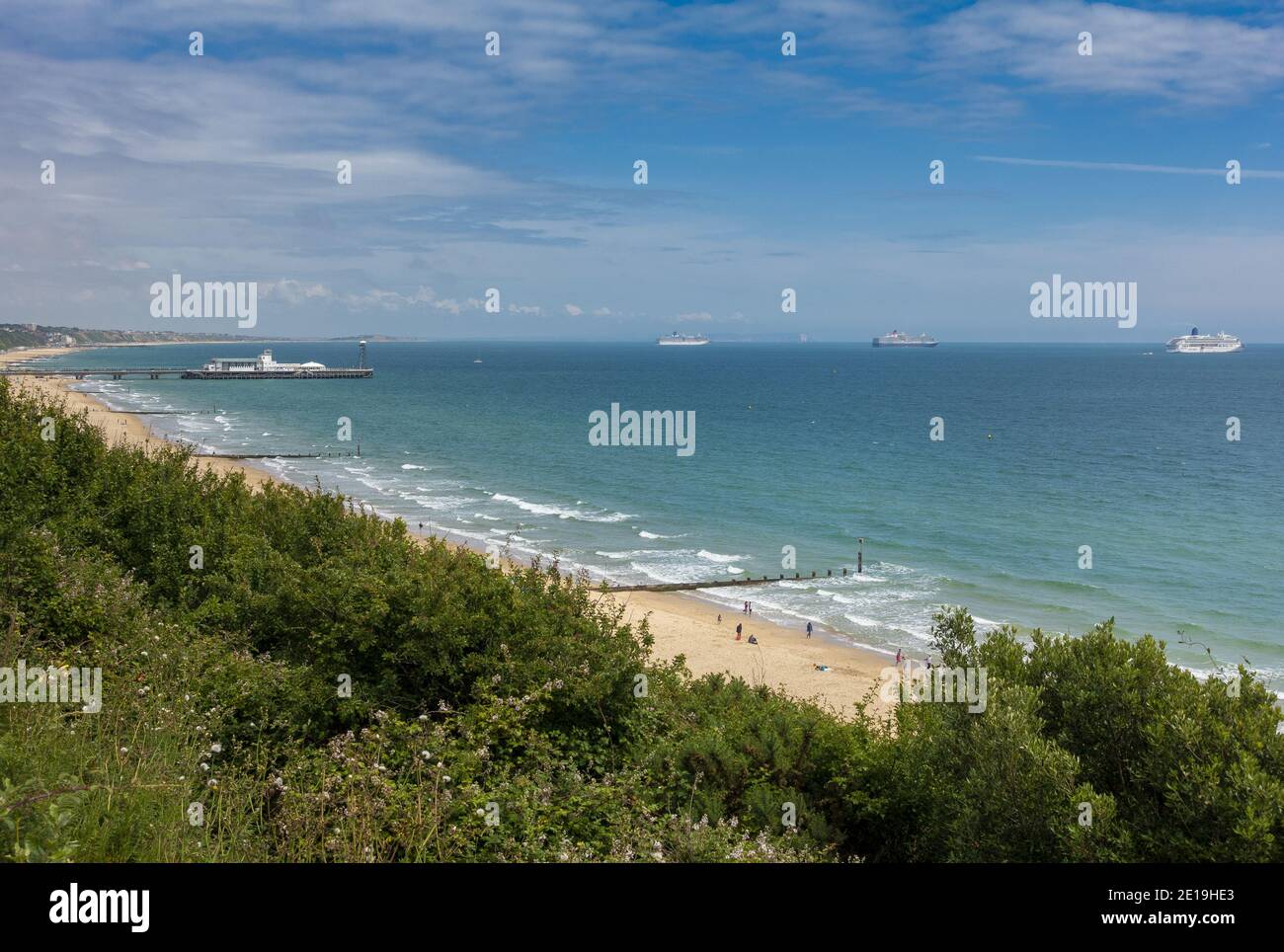 Kreuzfahrtschiffe vor Bournemouth Beach verankert einschließlich Anthem of the Seas, Jewel of the Seas, Explorer of the Seas und Allure of the Seas Stockfoto