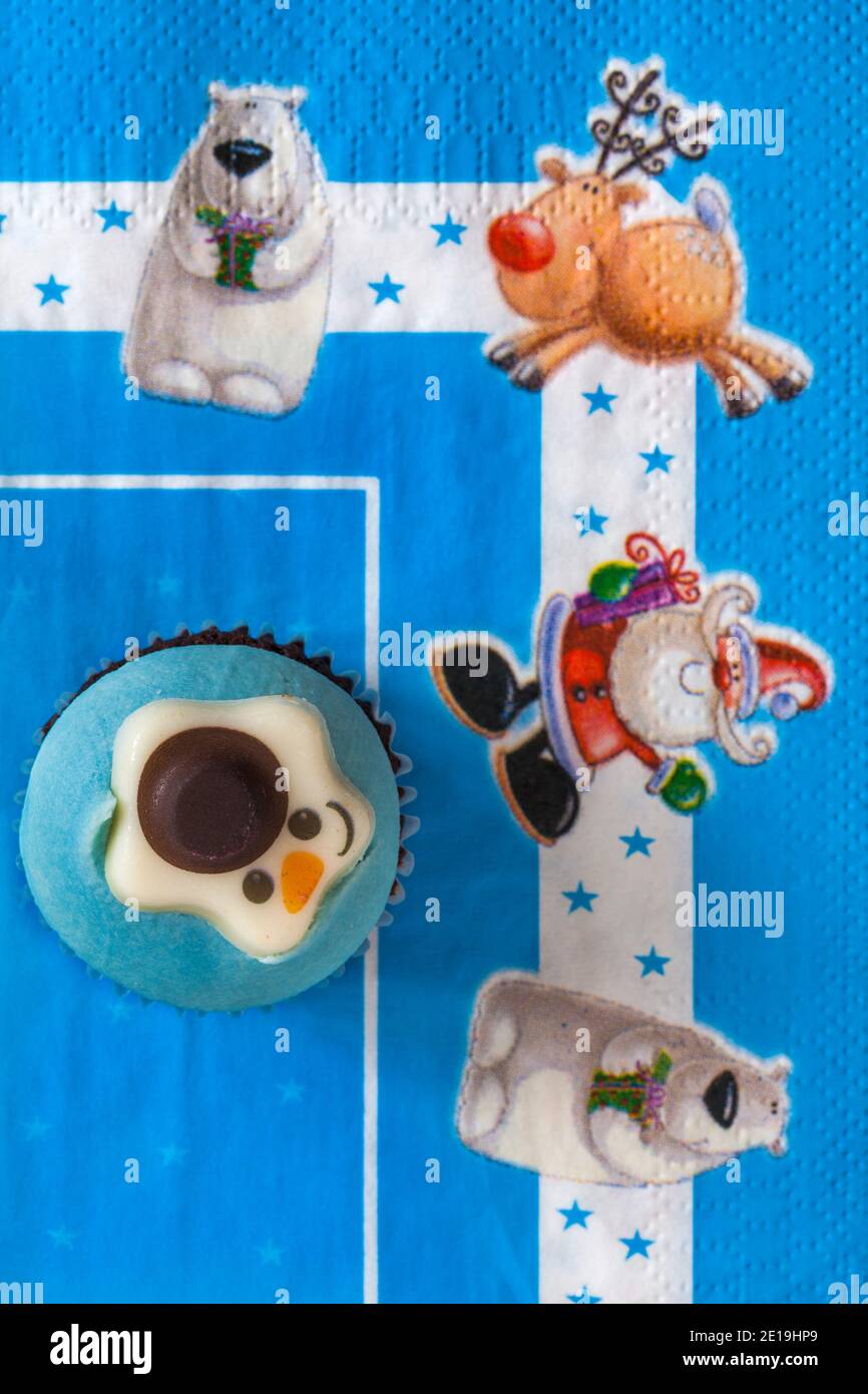 Schneemann Cupcake Tasse Kuchen aus Box von M&S 9 Mini Festliche Cupcakes Set auf Weihnachten Serviette Serviette Weihnachten Stockfoto