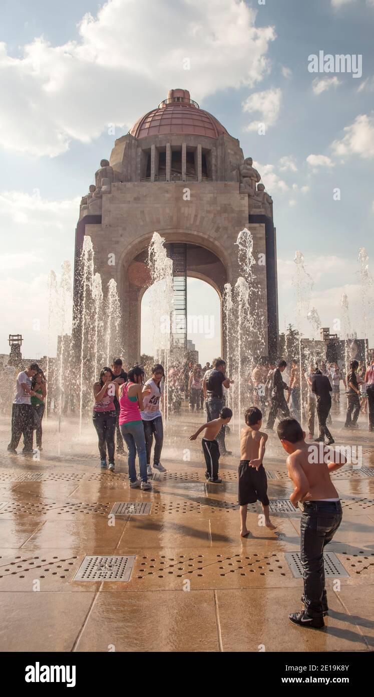 Kinder und Jugendliche spielen in Brunnen in der Nähe des Denkmals für die Revolution, Mexiko-Stadt, Mexiko Stockfoto