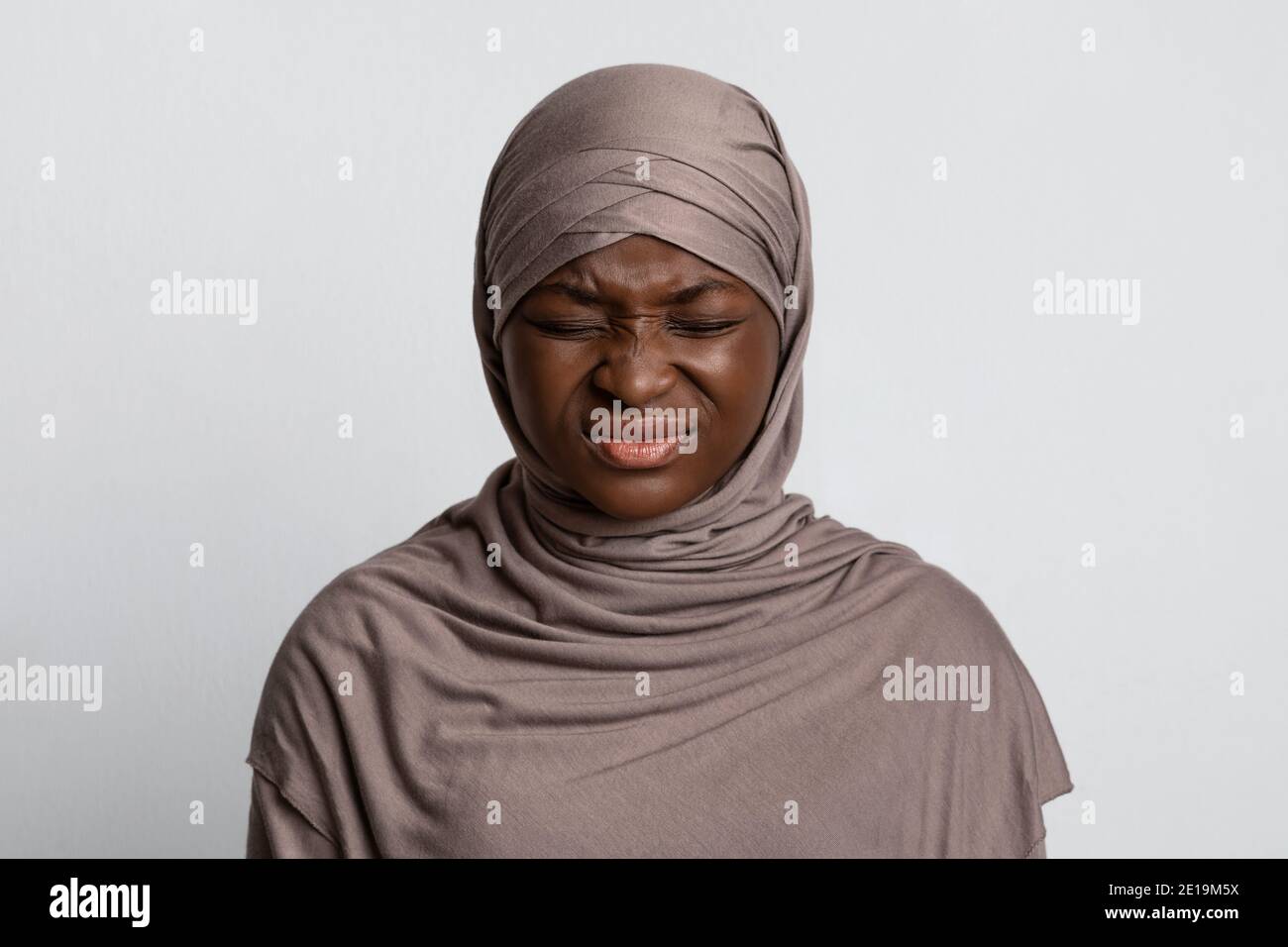 Negative Emotion. Irritierte Schwarze Muslimische Dame In Hijab Mit Unzufriedener Gesichtsausdruck Stockfoto